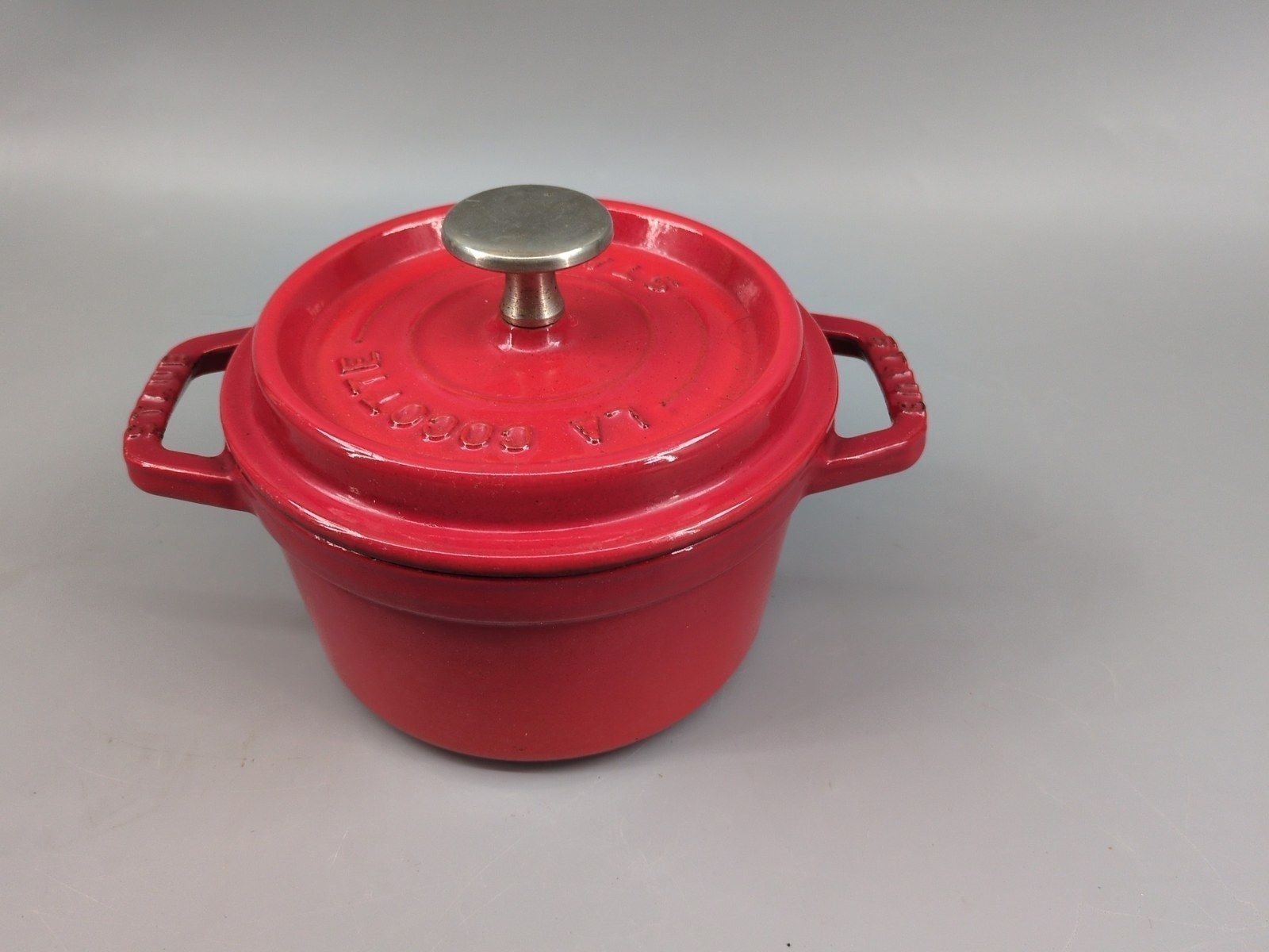 【極美品】STAUB ストウブ ココット ラウンド 14cm チェリー レッド 赤 鋳物 ホーロー 鍋 両手鍋 IH対応 La Cocotte ピコ・ココット フランス製 煮込み料理 おしゃれ キッチン用品 ミニココット