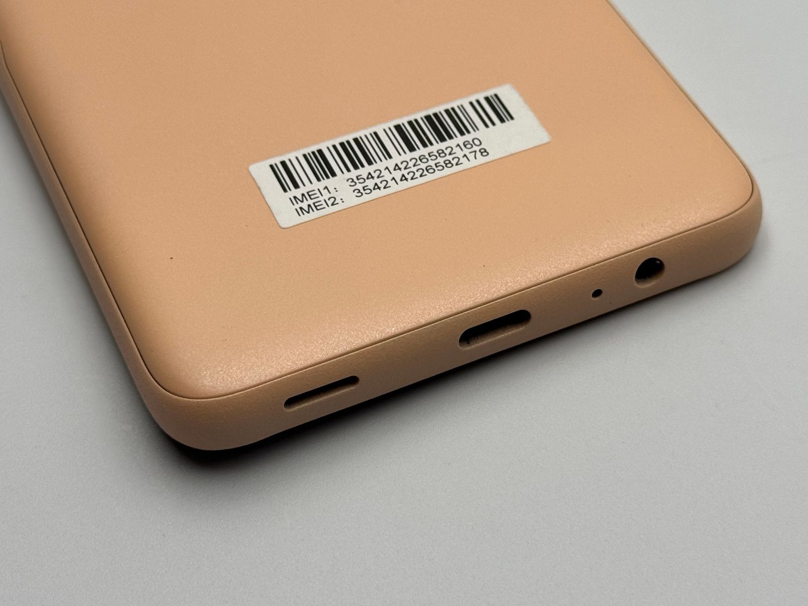 スマートフォン・携帯電話 ほぼ新品 arrows We2 F-52E本体 ライトオレンジ