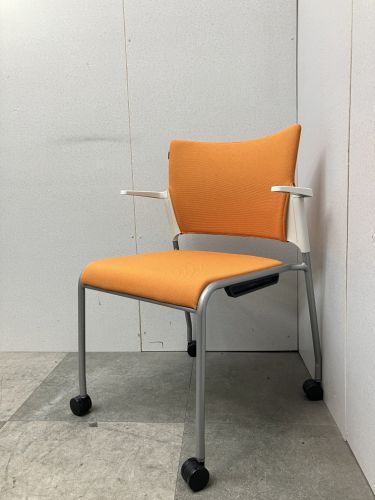 【アウトレット品】オカムラ レーテシリーズ 固定肘付レーテチェア 81R2FY FFW7 オレンジ