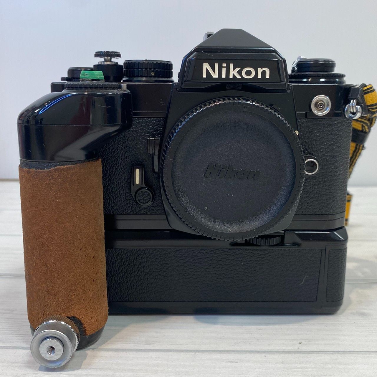 【塩】Nikon FE2 ブラック 一眼レフフィルムカメラ + MD-12 モータードライブ【23823SK】E22
