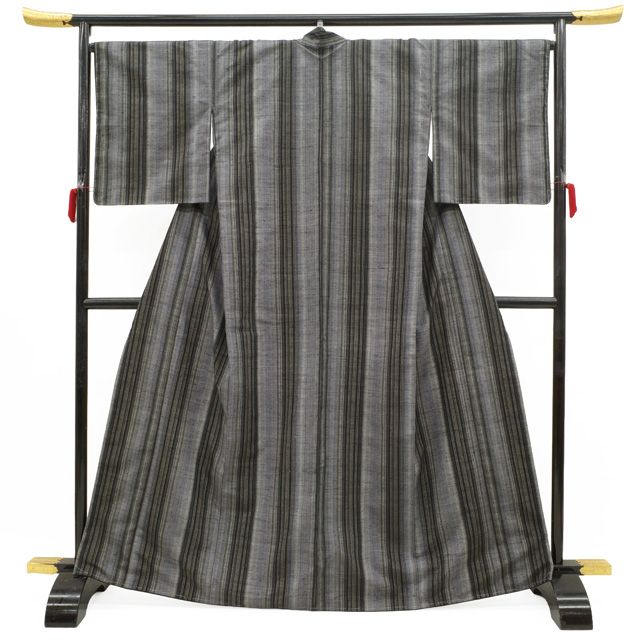 新古品】 紬 着物 未使用 正絹 真綿紬 十日町 袷 グレー系 粋な 縞
