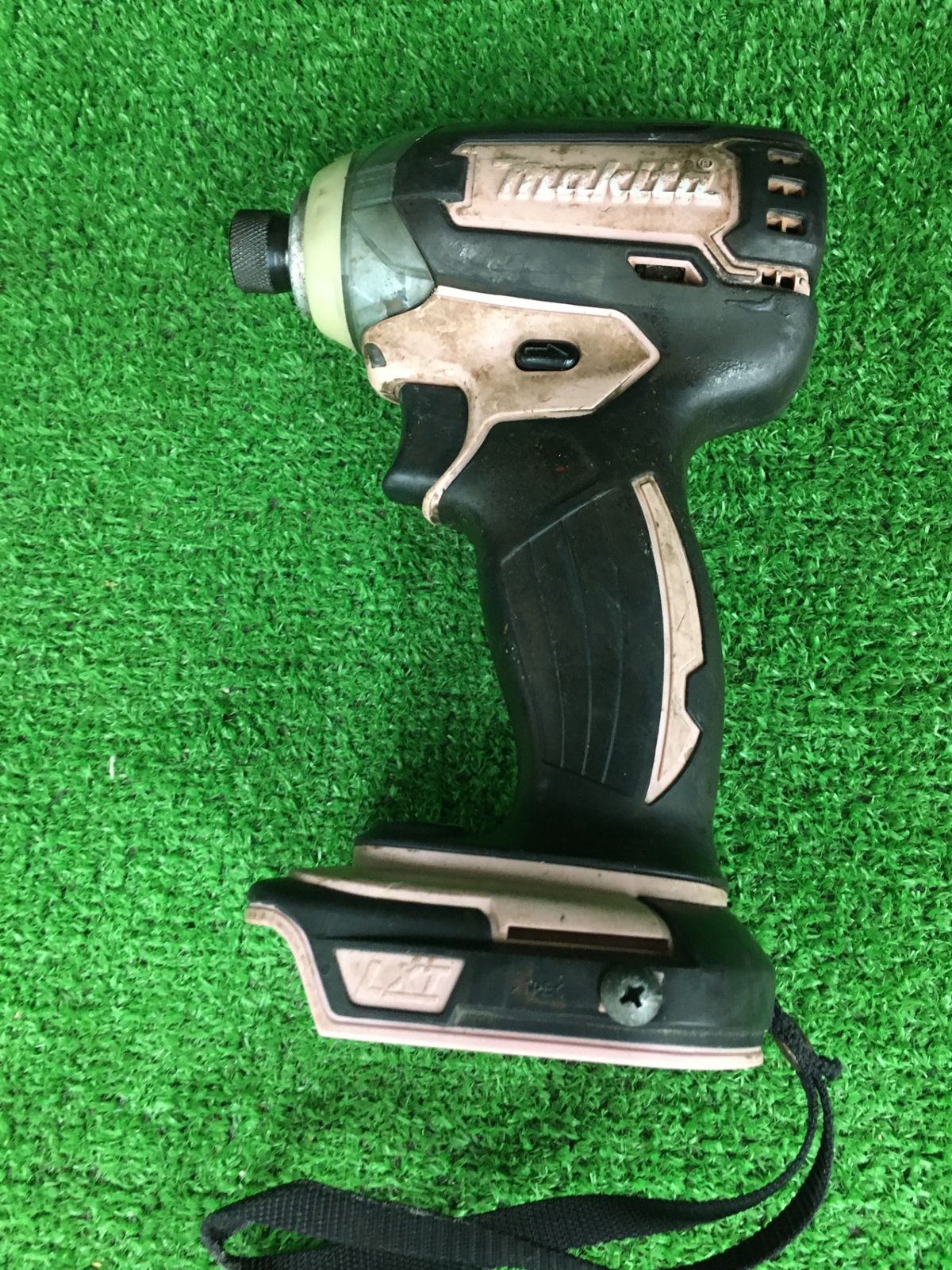 【中古品】【0906】makita(マキタ) 14.4v充電式インパクトドライバ ピンク(本体のみ) TD136DZP　ITANH5G35EZC