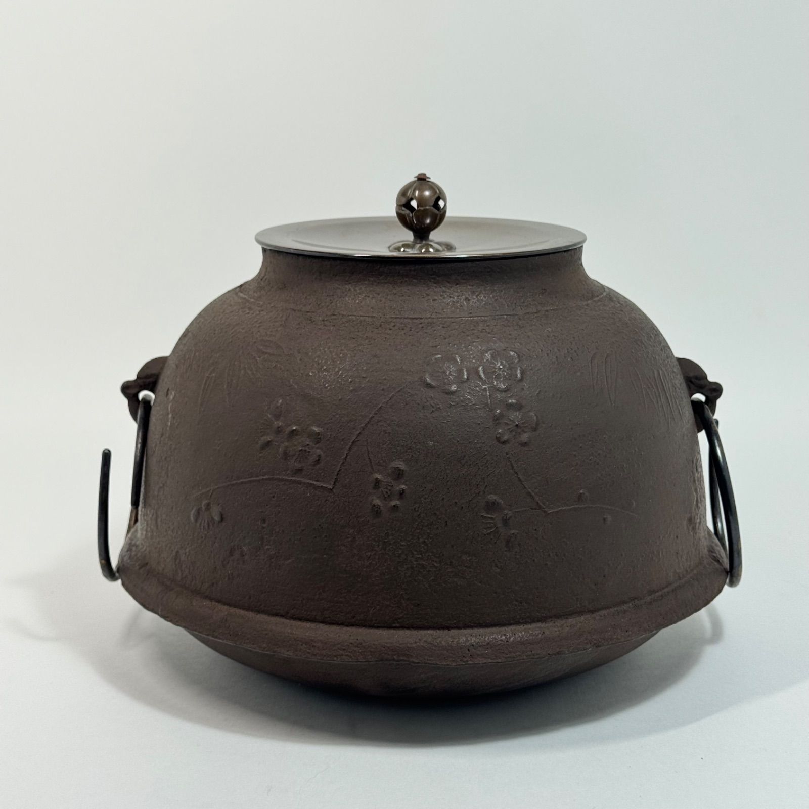 松梅紋　真形釜　釜師　畠春斎　氏作　共箱入 釜師「畠春斎」造 梅文 真形釜 共箱 茶道具