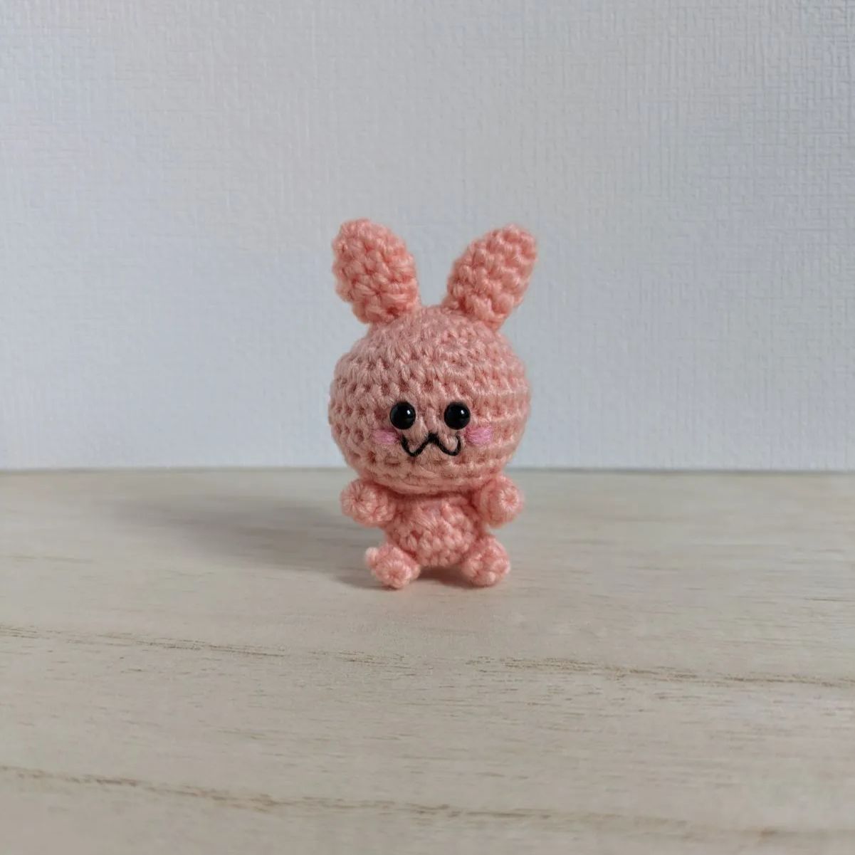 あみぐるみ ちびうさぎ べに ストラップ ハンドメイド - メルカリ
