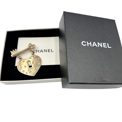 CHANEL ハート型ブローチ 鍵付き CHANEL シャネル ハート ブローチ 02P ゴールド 鍵モチーフ - メルカリ