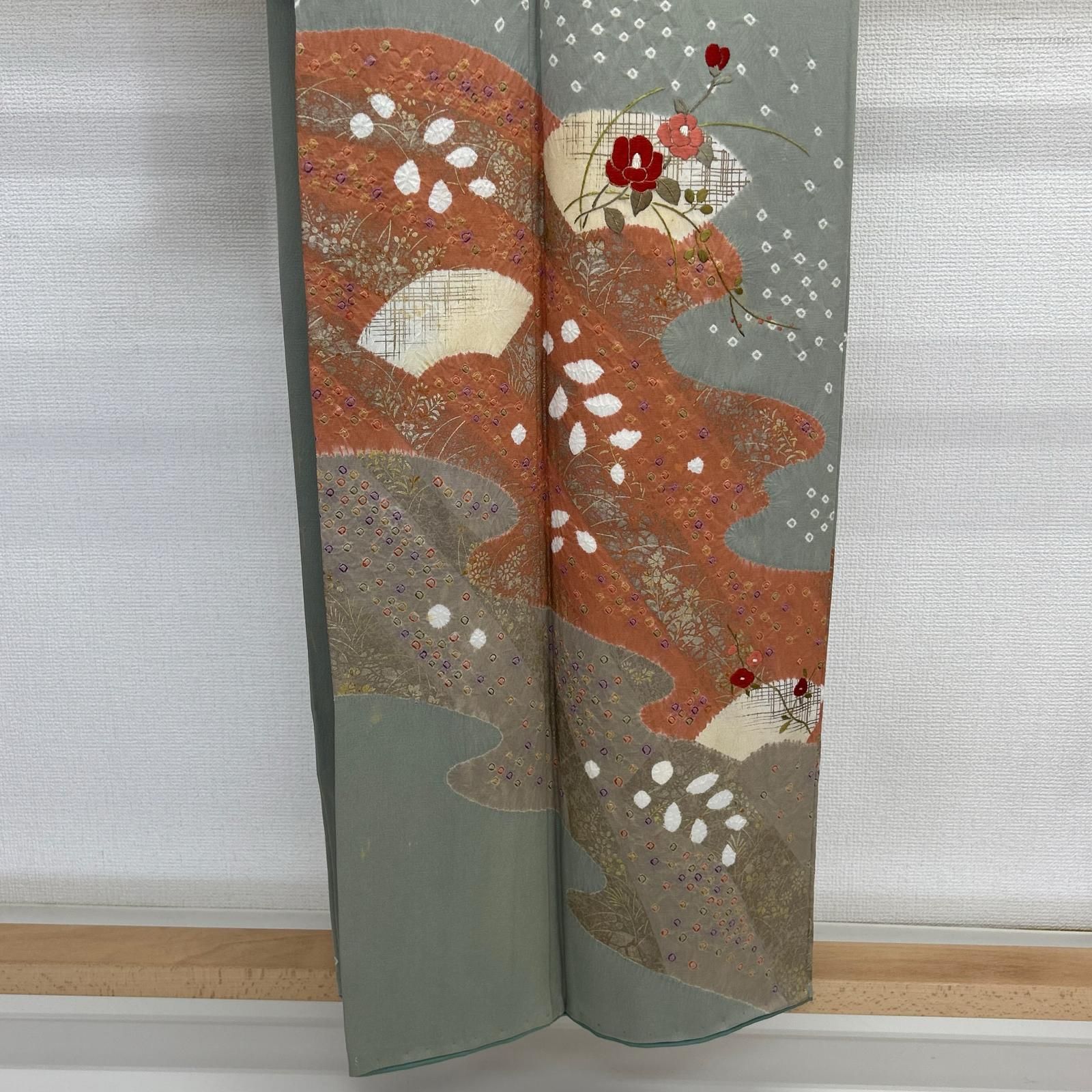 付下げ 正絹 上品な加工 花柄 刺繍 紋無し 袷 着物 MK-8285 - メルカリ 付下げ 正絹 上品な加工 花柄 刺繍 紋無し 袷 着物 MK-8285 - メルカリ