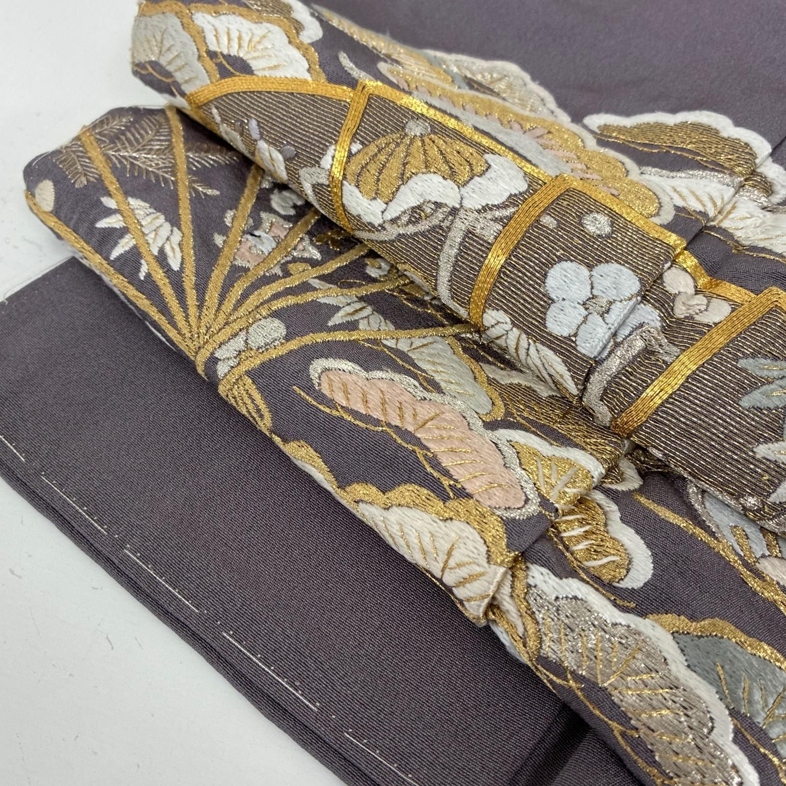 圧巻の総刺繍 金駒刺繍 色留袖 正絹 五つ紋 しつけ糸 比翼 袷 着物 MK 圧巻の総刺繍 金駒刺繍 色留袖 正絹 五つ紋 しつけ糸 比翼 袷 着物 MK
