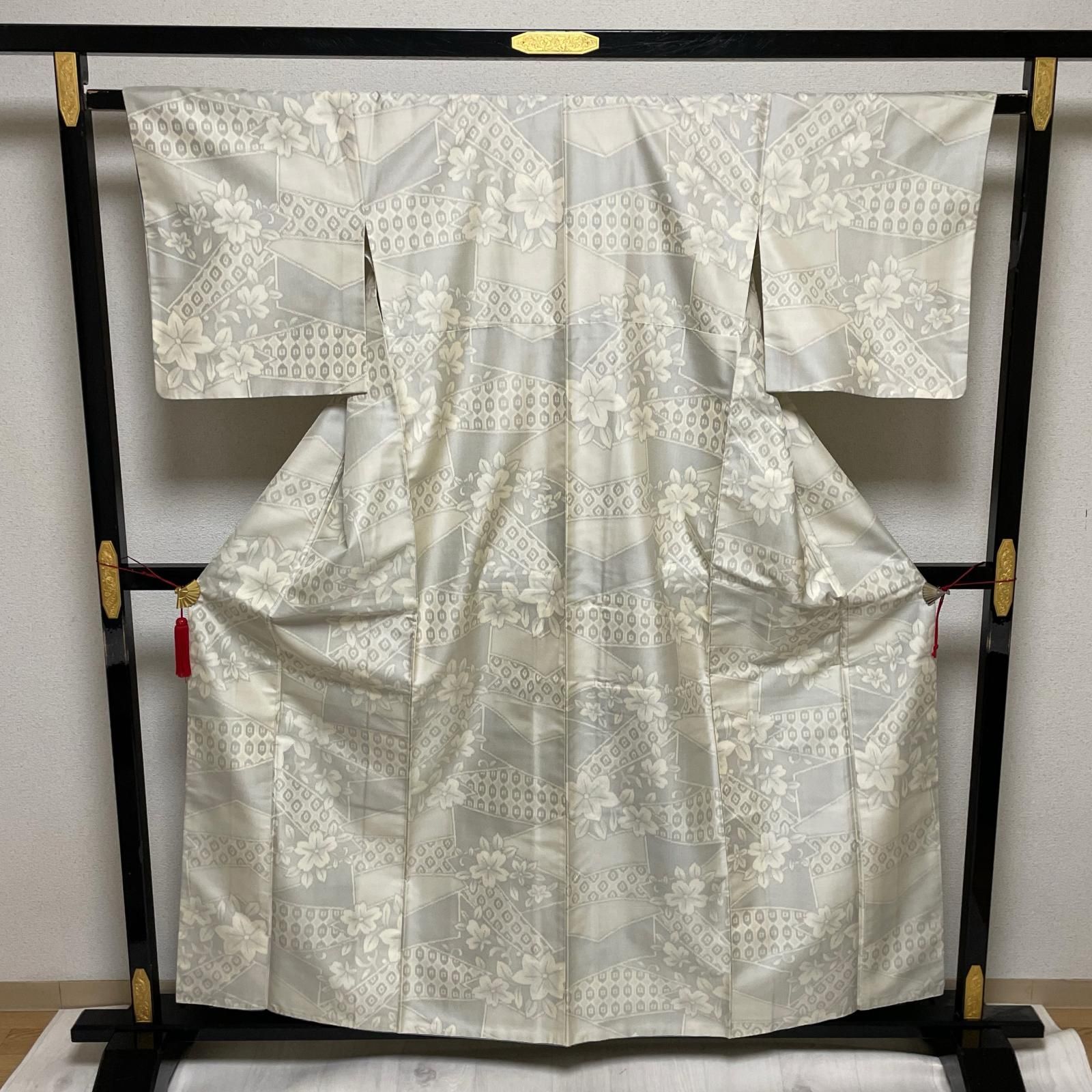 本場大島紬 花模様に亀甲 着物 正絹 X-2345 - メルカリ