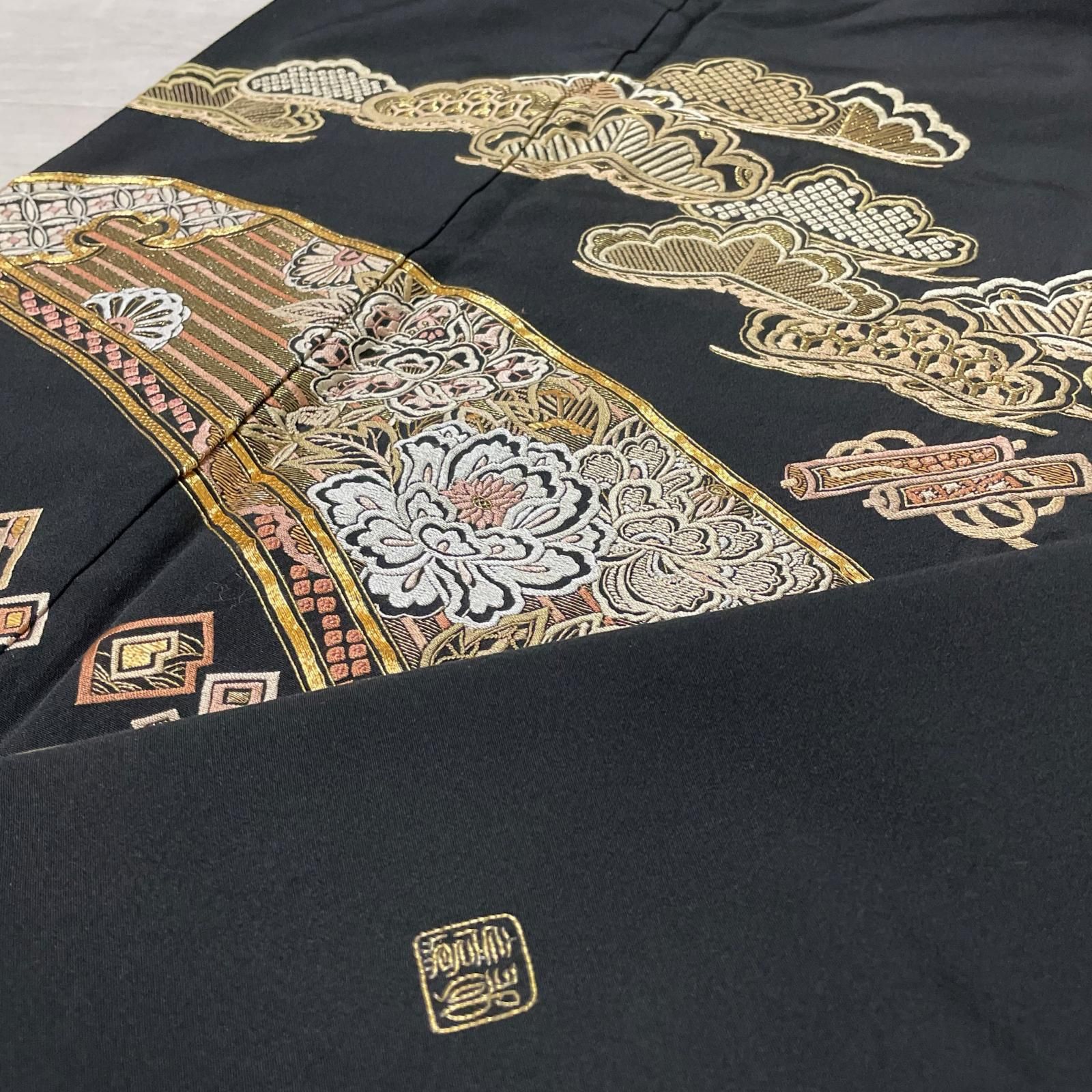 逸品 総刺繍 作家物 黒留袖 裄66 花模様 エ霞 宝尽くし 美しい刺繍 着物 正絹 五つ紋 X-2425 18,060円