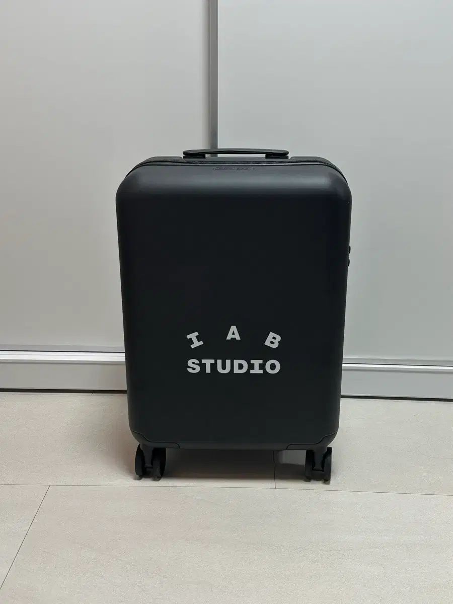 55/20 IAB Studio x Samsonite キャリアー