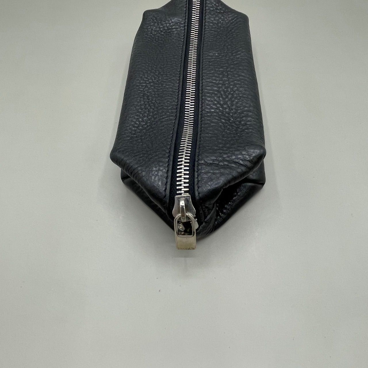 美品 HIROFU ヒロフ マルチポーチ ロゴ型押し レザー 黒 ブラック 