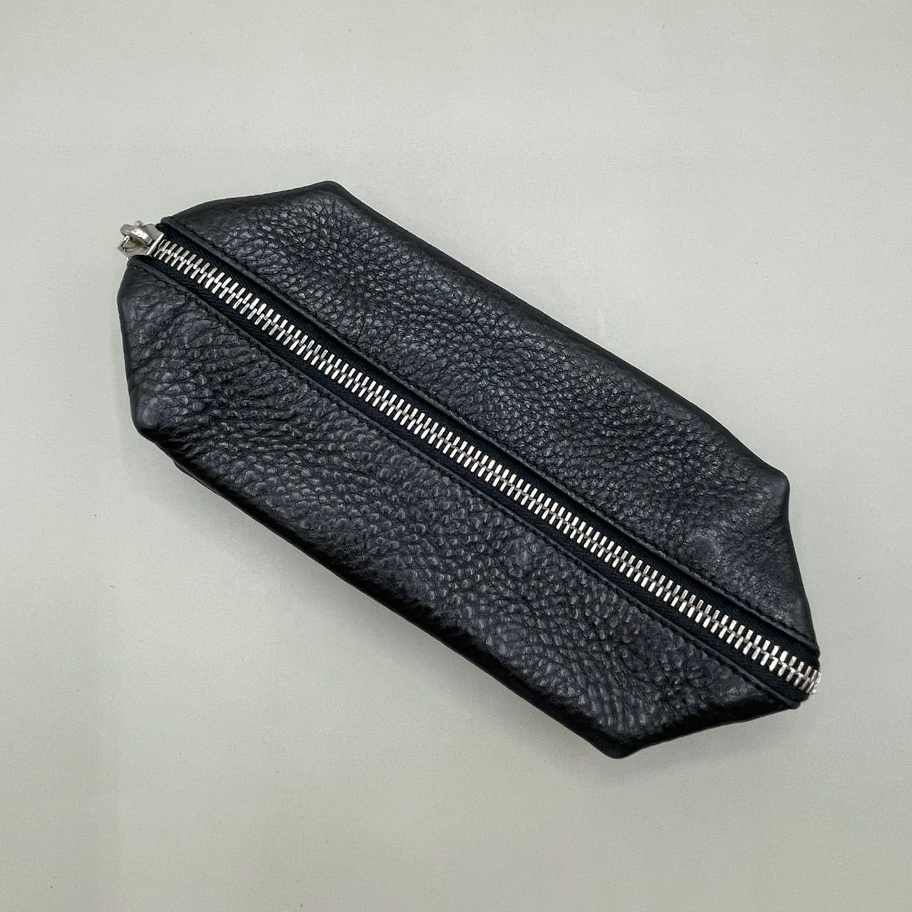 美品 HIROFU ヒロフ マルチポーチ ロゴ型押し レザー 黒 ブラック 