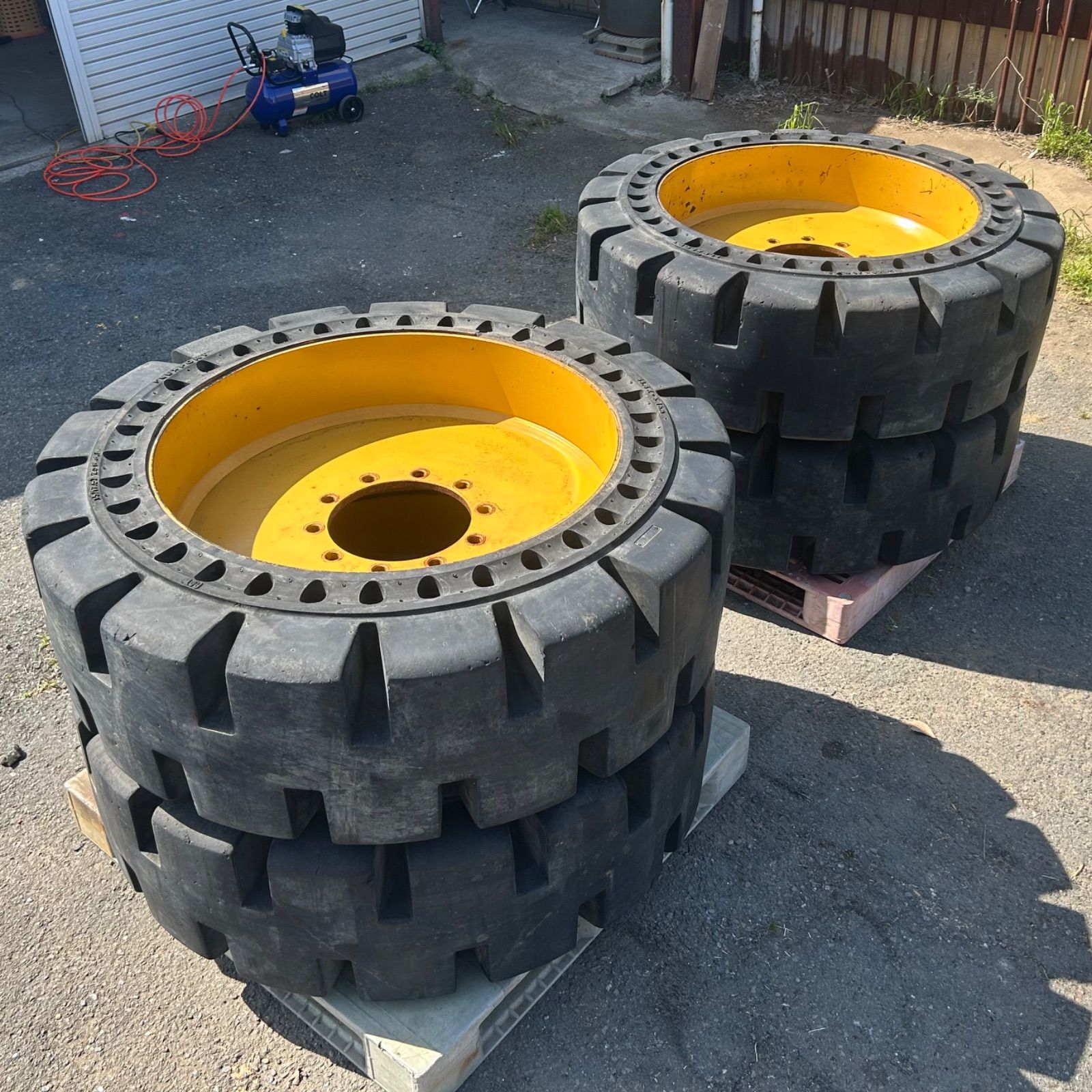 現状】エアボスタイヤ CATERPILLAR キャタピラー 910K ホイール付