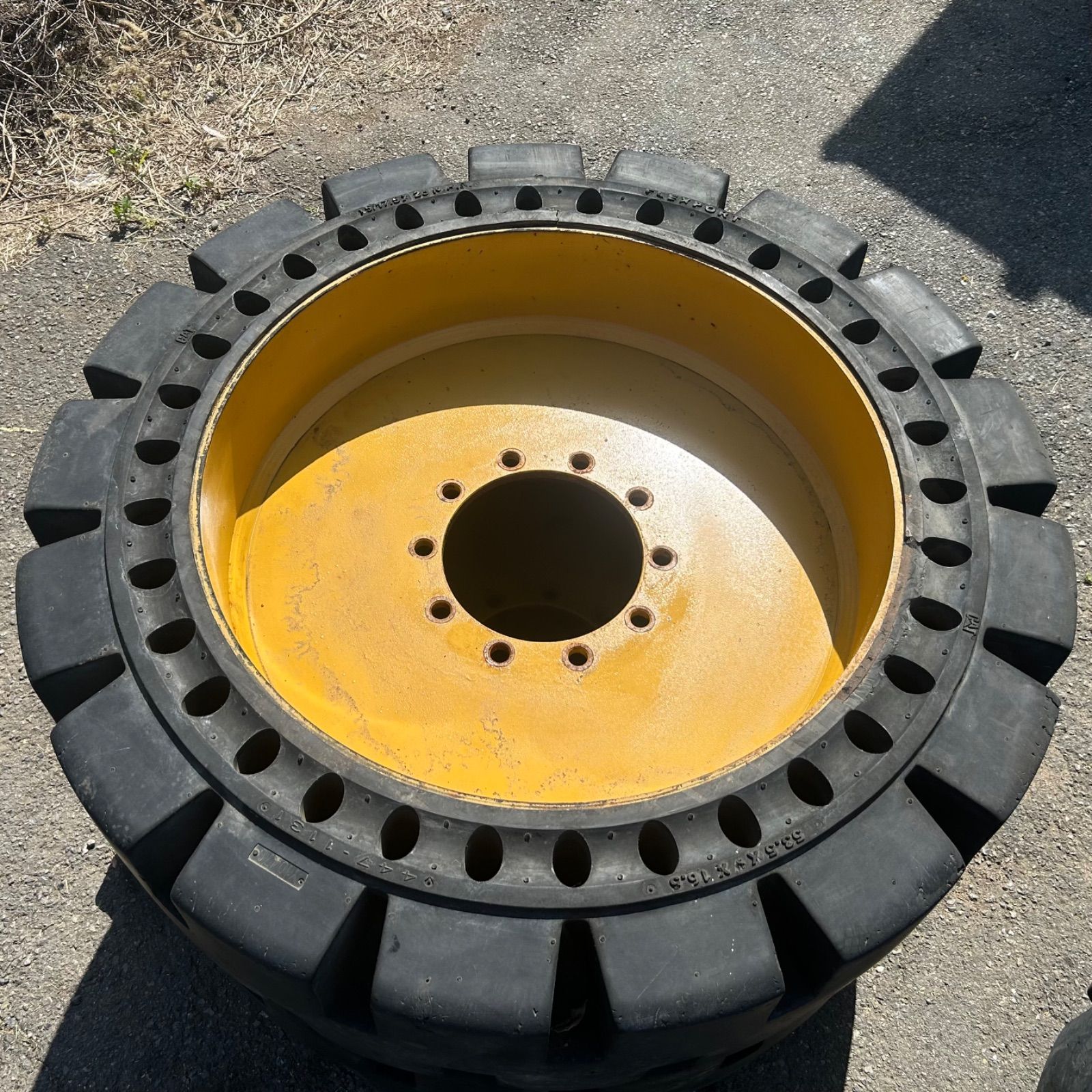 現状】エアボスタイヤ CATERPILLAR キャタピラー 910K ホイール付