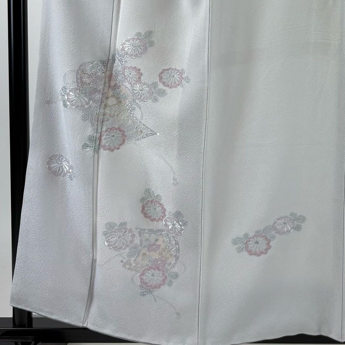 正絹　袷　日本刺繍付下げ★裄丈67着丈157 付下げ 身丈157cm 裄丈65cm M 袷 巻物 菊 刺繍 灰色 正絹 秀品 【中古