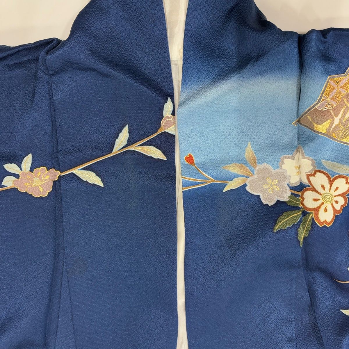 美品】 振袖 身丈155cm 裄丈64cm M 袷 御所車 桜 金糸 金銀彩 紺色