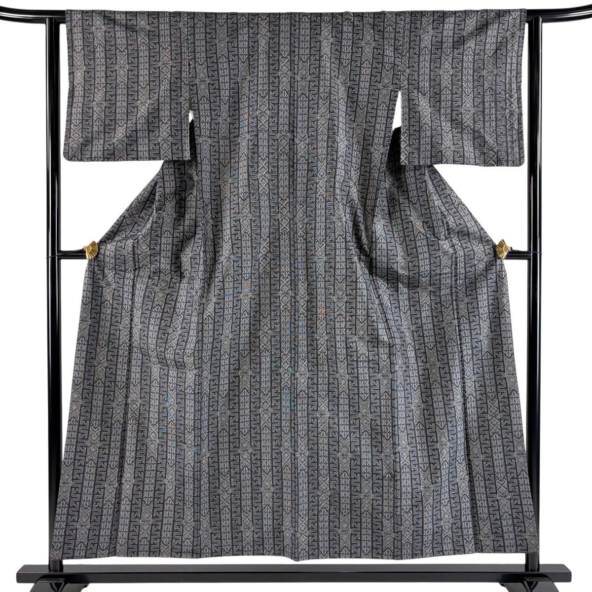 【美品】 紬 身丈154.5cm 裄丈62cm S 袷 証紙 縞模様 幾何学模様 黒灰 正絹 秀品 【中古】