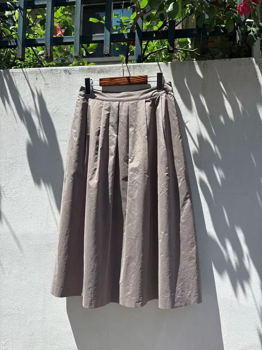 J.PRESS ジェイプレスのシャカシャカ素材 フレア ミディ スカート