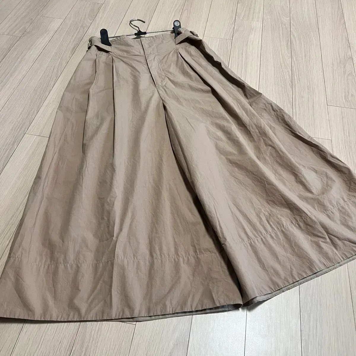 アドレス シャカシャカ素材 ビジョ ベルト ワイドパンツ リー river スカート ワイドパンツ ベージュ ピンタック