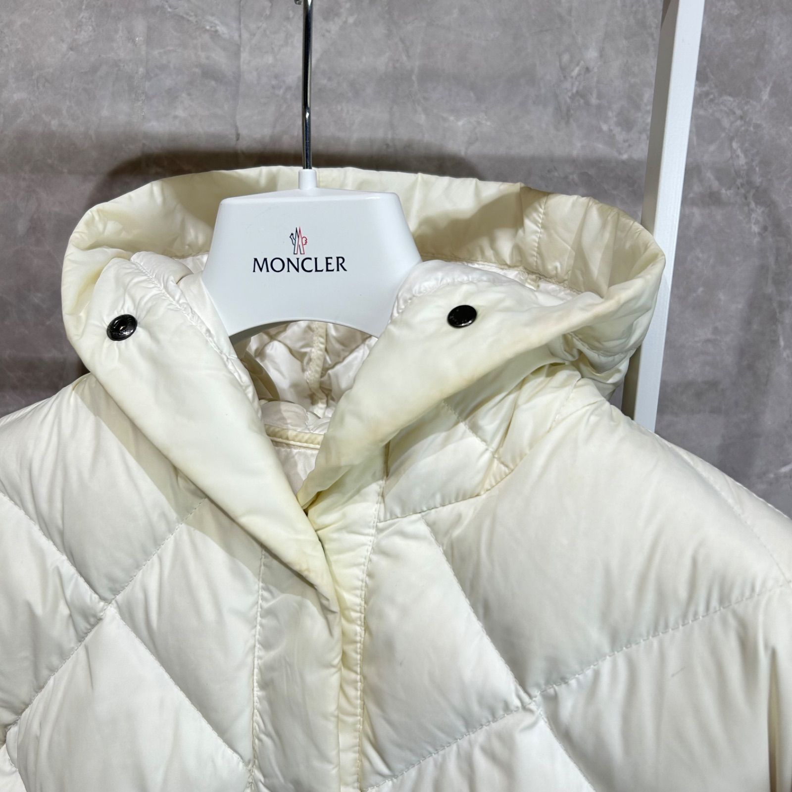 MONCLER モンクレールArvouinショートダウンジャケット白00 - メルカリ
