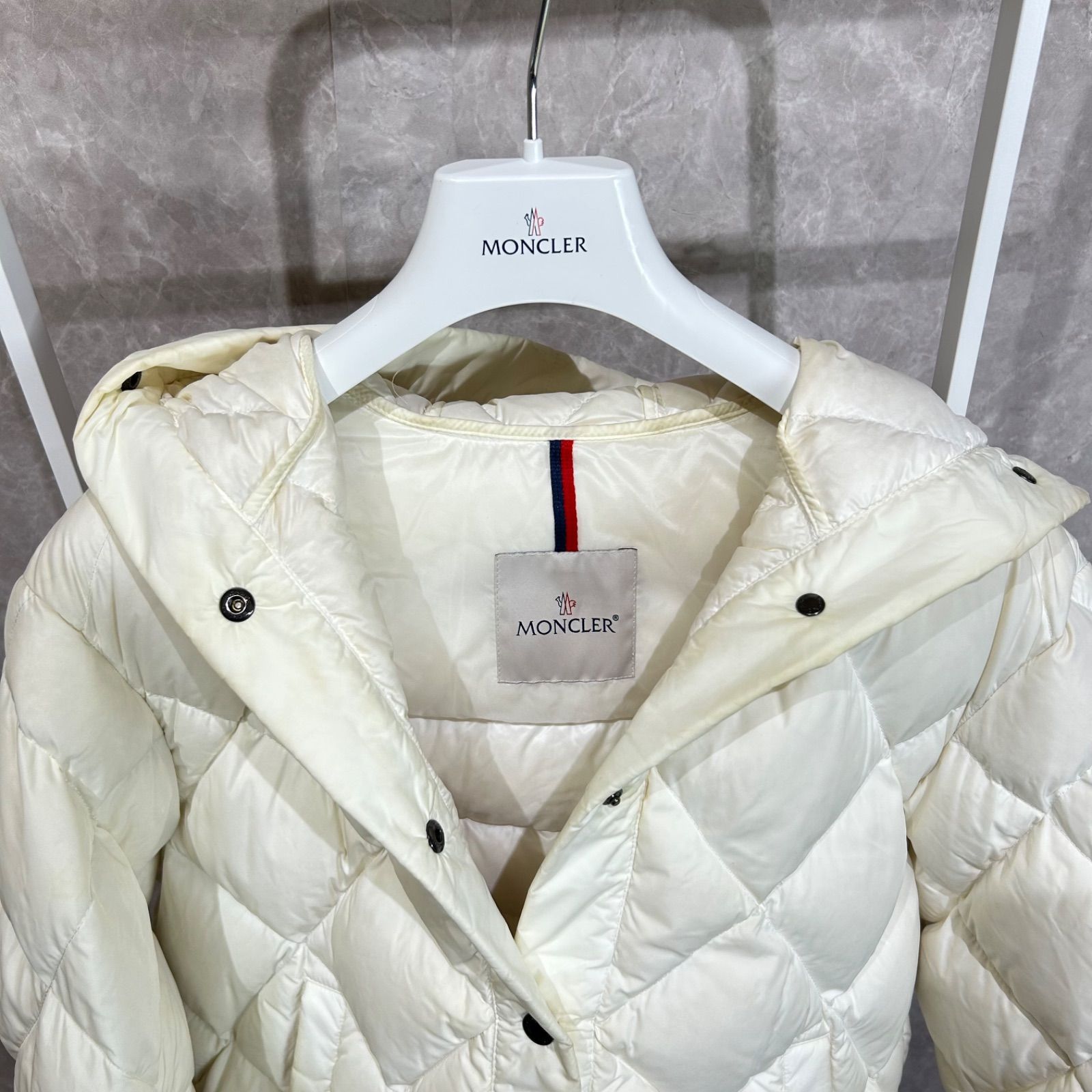 MONCLER モンクレールArvouinショートダウンジャケット白00 - メルカリ