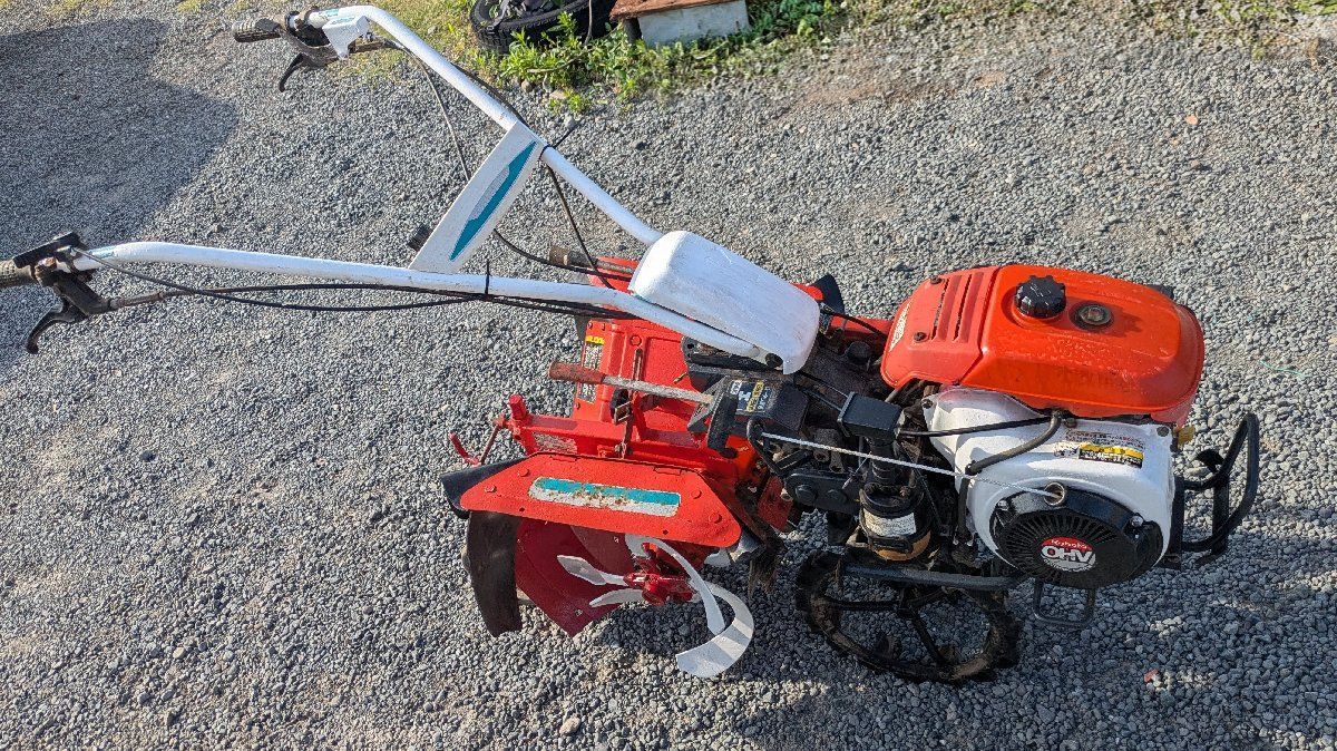 クボタ 6馬力 ラグタイヤ管理機TS700Wです。 跳ね上げ爪ついて逆転で土
