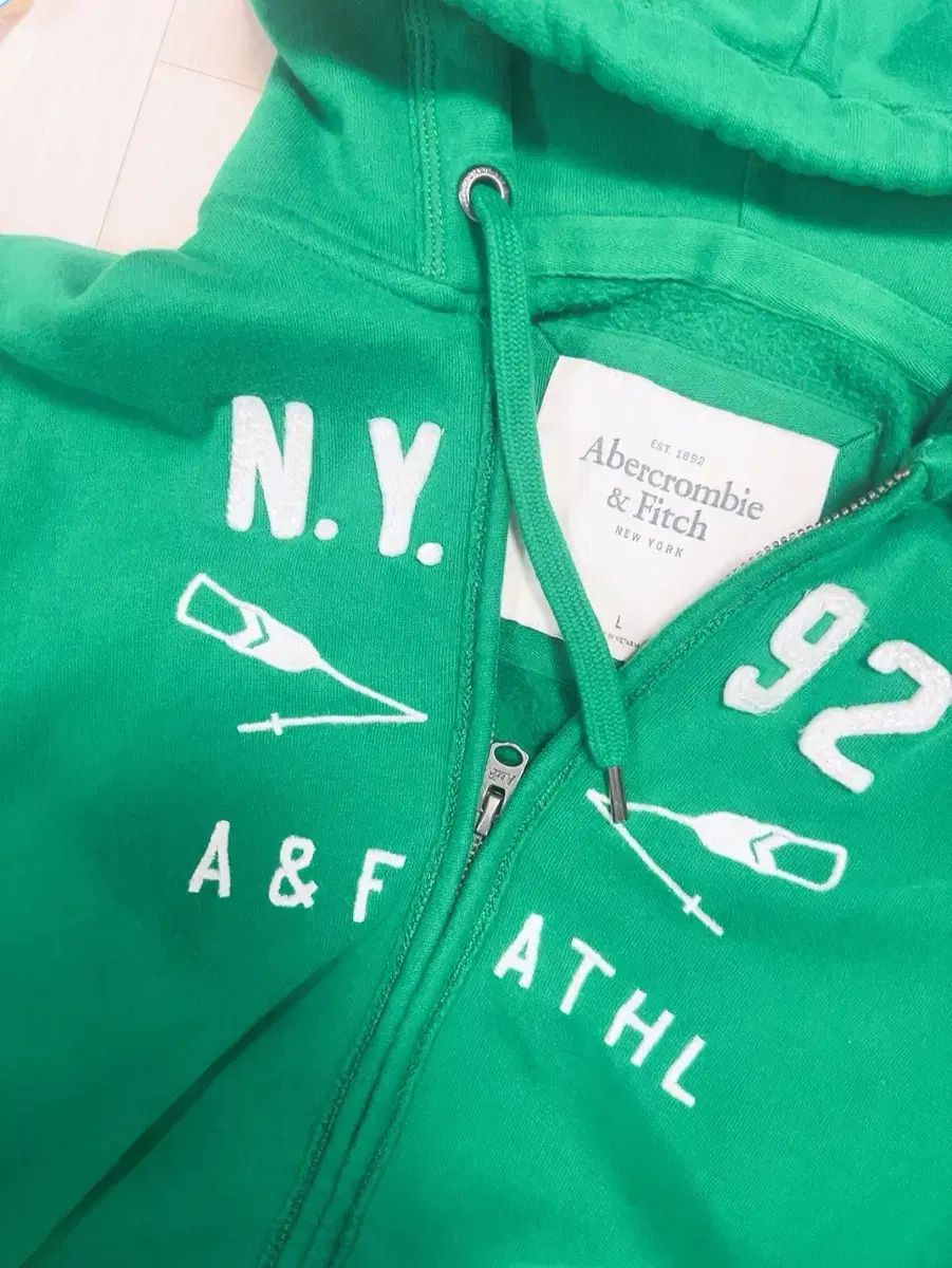 新品同様) Abercrombie アバクロンビー グリーン フードジップアップ L フードTシャツ ジャージ トレーナー