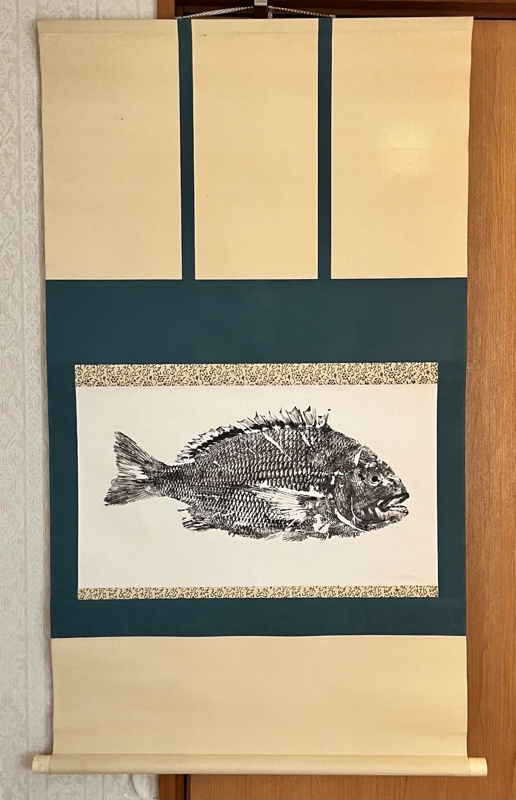 ?掛軸? クロダイ チヌ おめで鯛 魚拓 日本画 魚 和風画 古美術 骨董 和室 インテリア 昭和レトロ 伝統工芸 ビンテージ ヴィンテージ コレクション コレクター