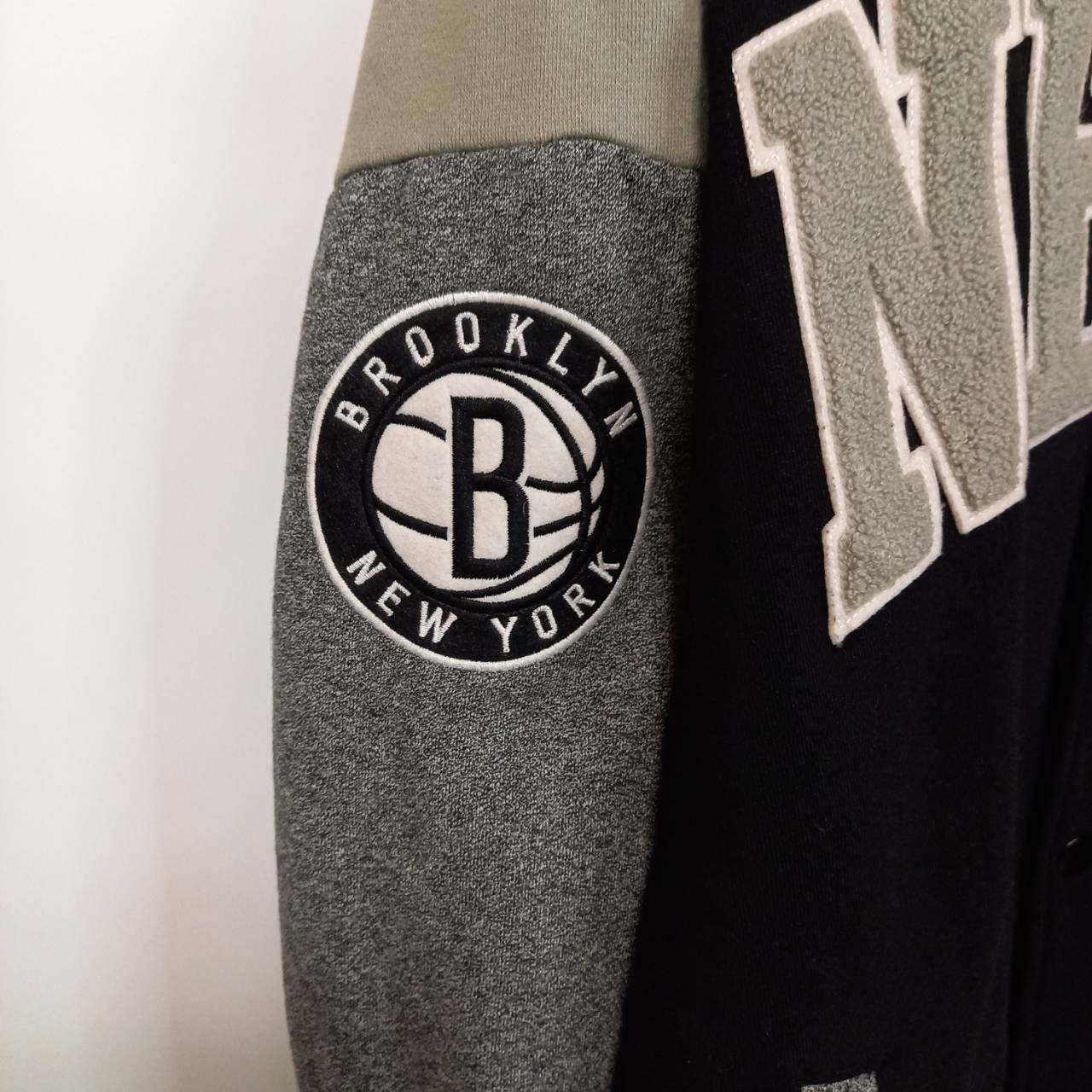 NBA ブルックリン・ネッツ ボマージャケット スタジャン 長袖 刺繍 黒 