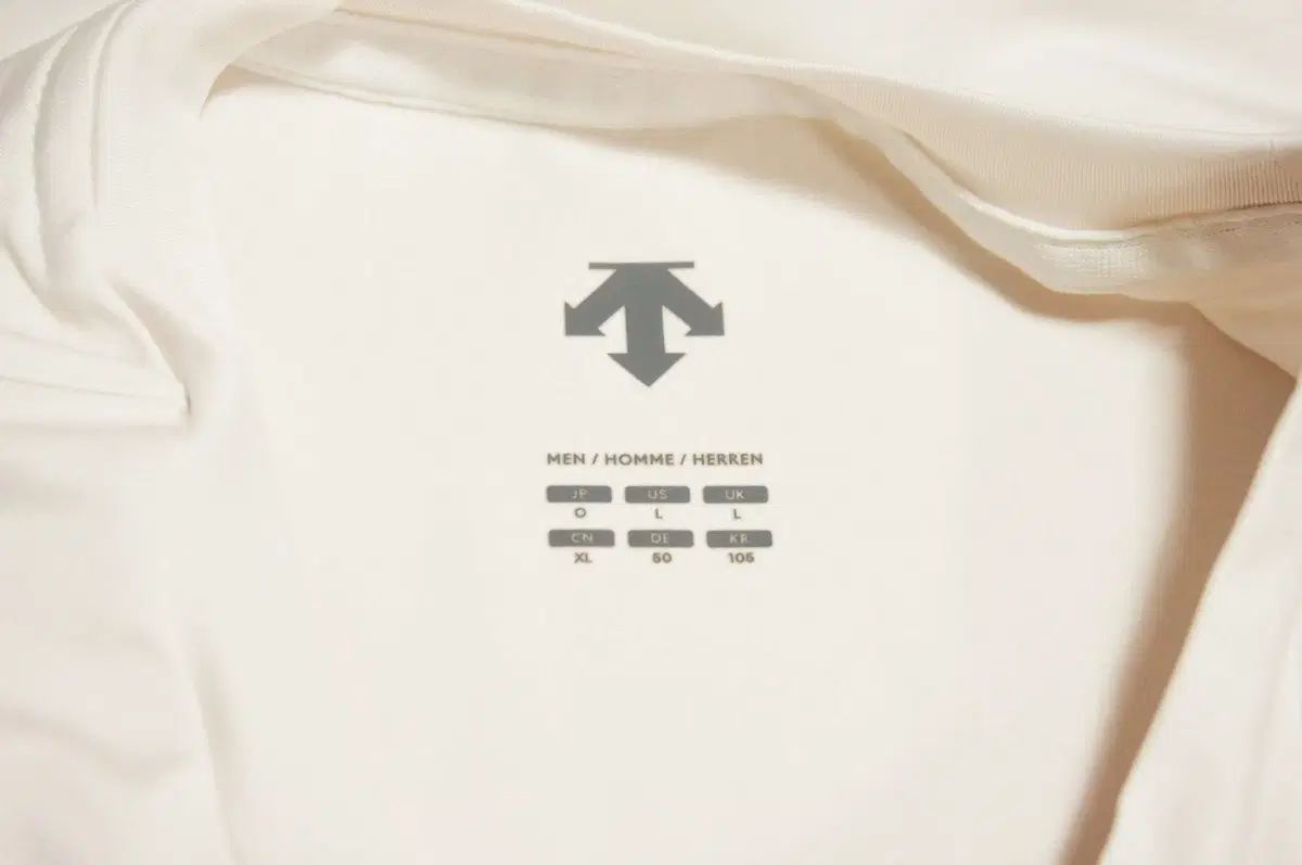 セール，定番 デサント 白 機能性 ラウンド Tシャツ メンズ105