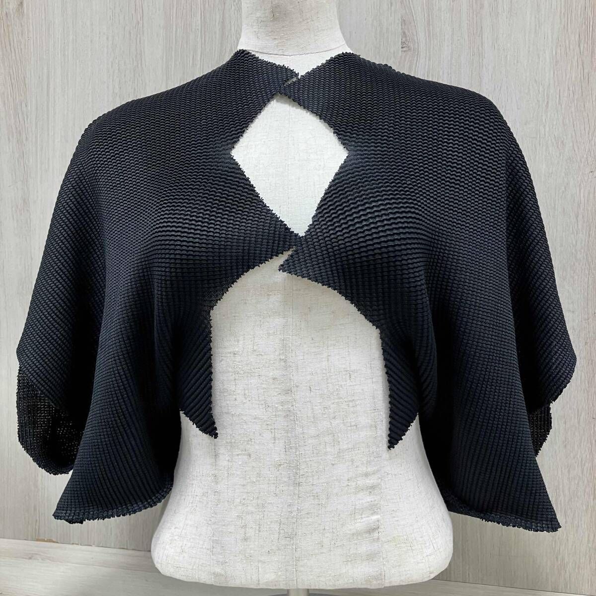 ISSEY MIYAKE/半袖カーデイガン・アンサンブル/MI61ko224 ミーイッセイミヤケ ワッフルプリーツ ボレロ カーディガン 黒 ブラック　変形