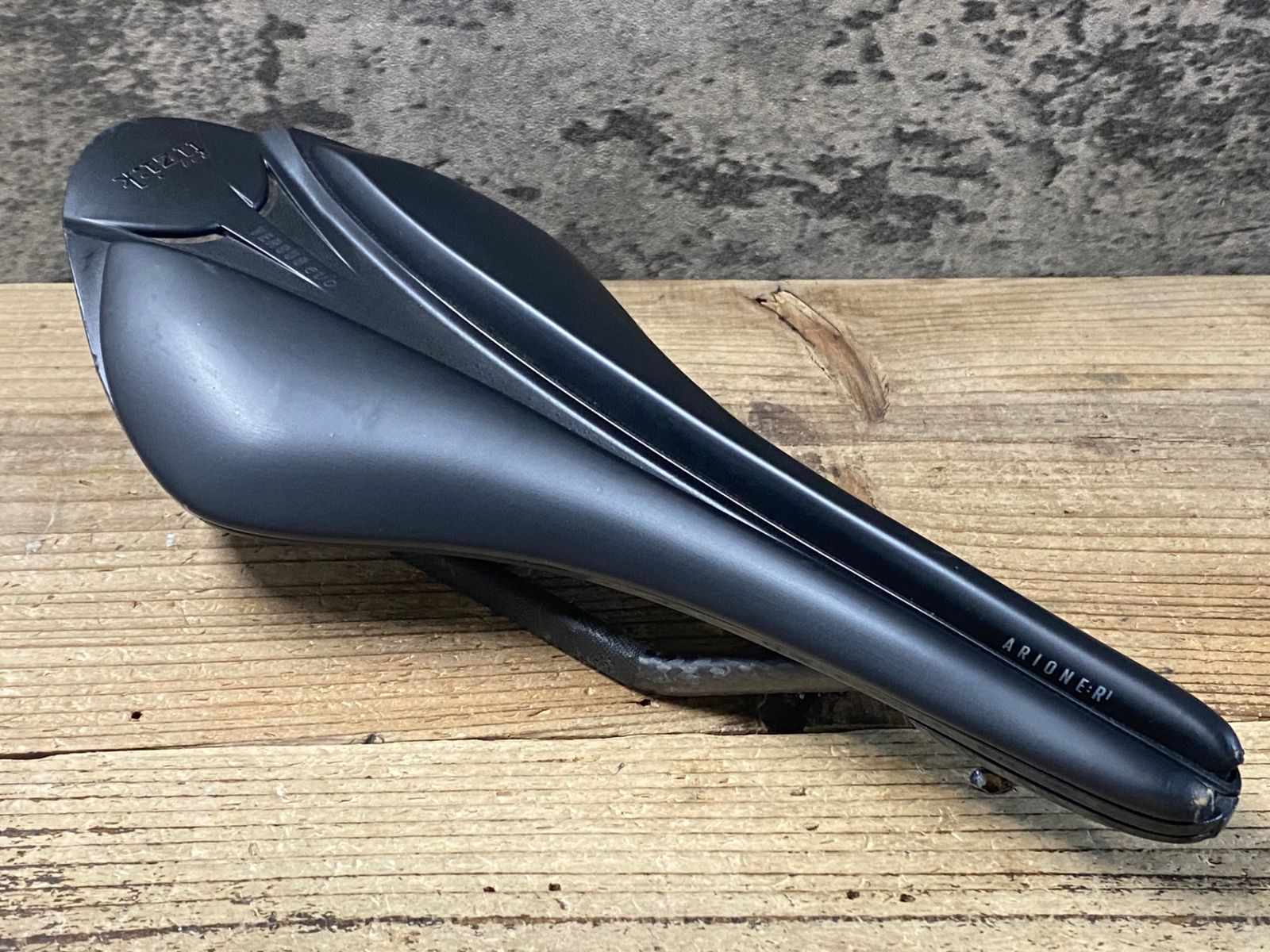 KD586 フィジーク fizik ARIONE R1 VERSUS EVO サドル 黒 カーボンレール REGULAR