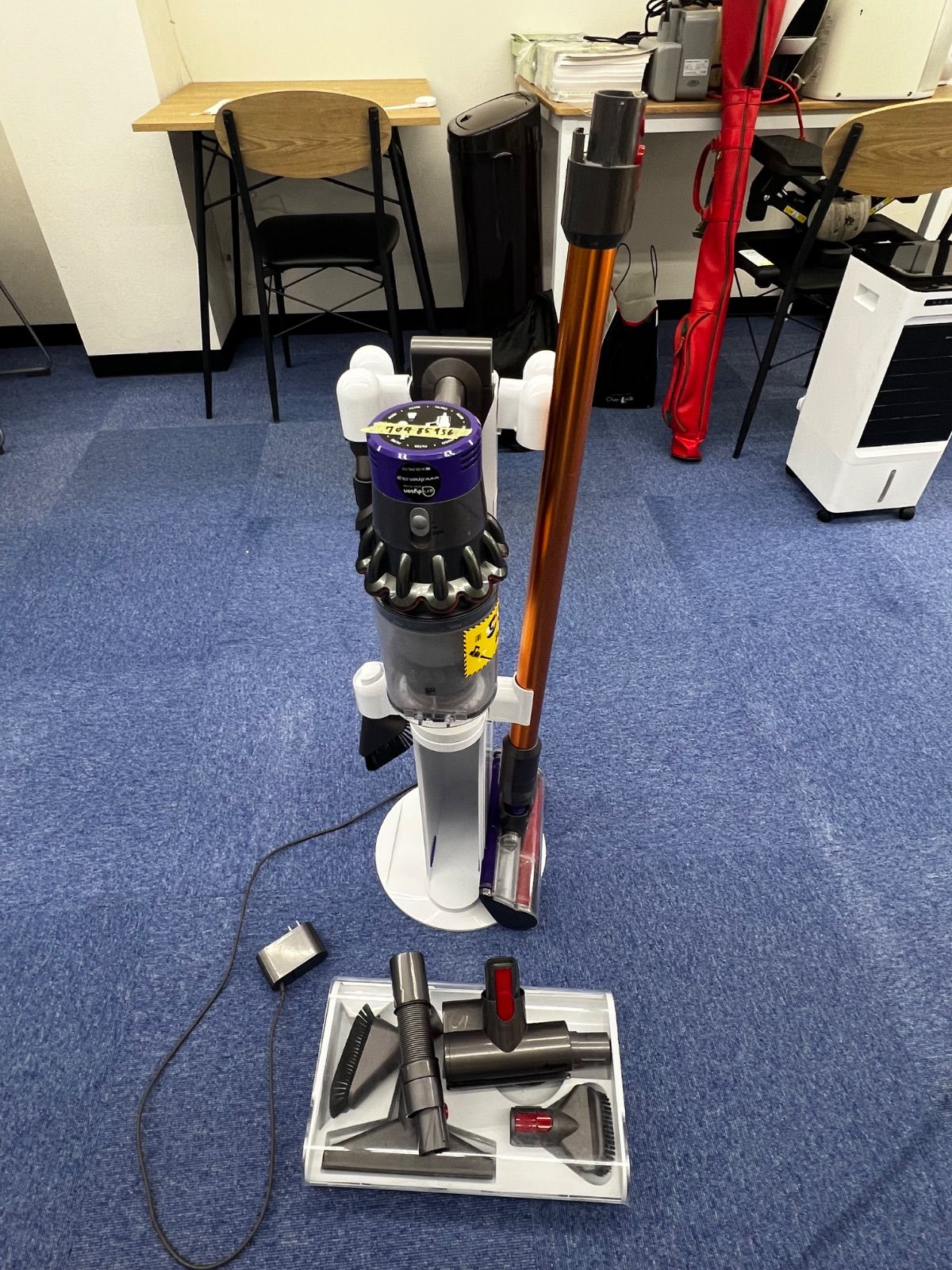 ÷ 【動作確認済み】 Dyson Cyclone V10 Fluffy+ 付属品： Dyson Cyclone V10 フロアドック（純正専用スタンド SV12DOK） および専用アタッチメント一式 【電化製品】 【10】