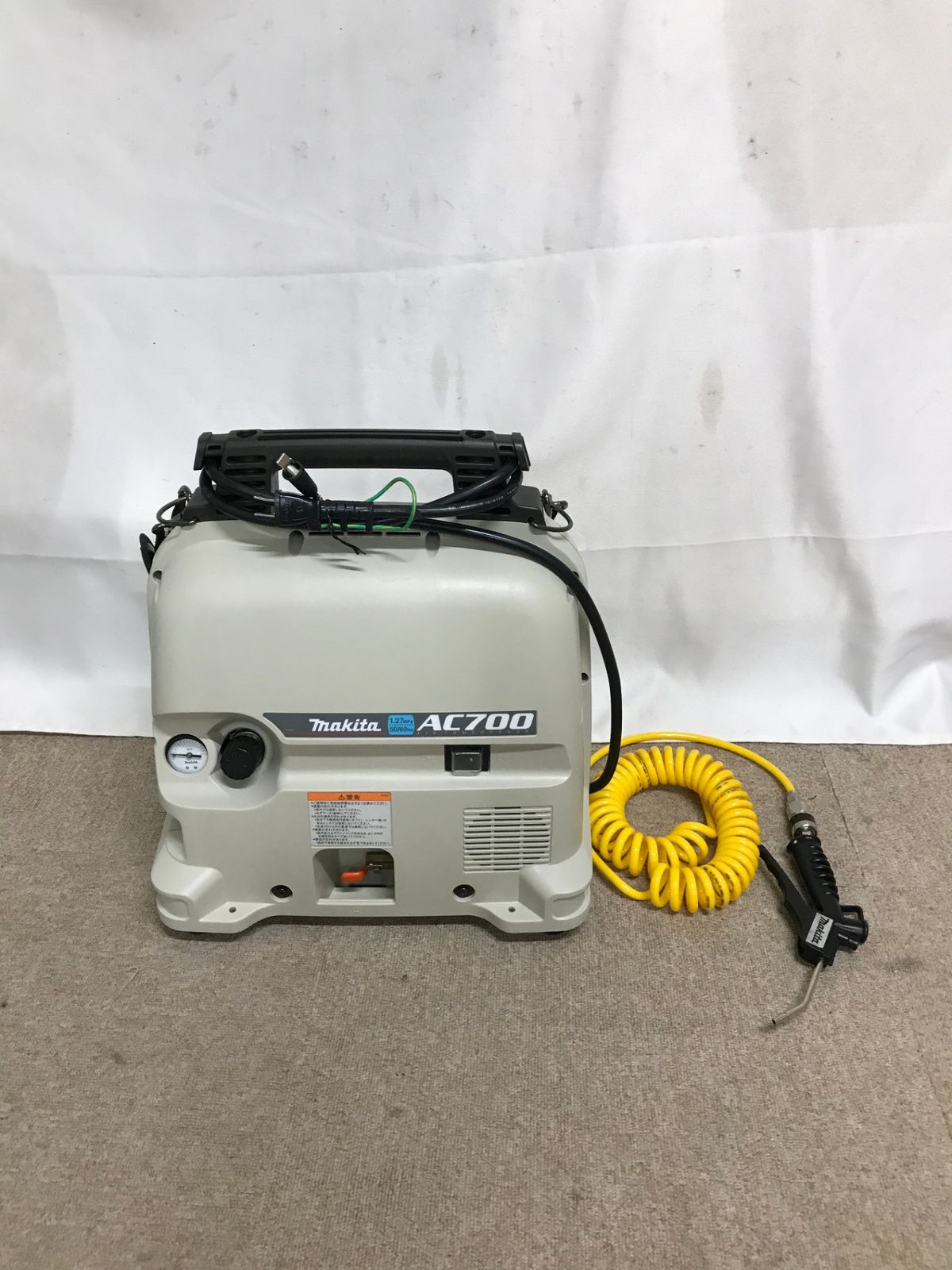 【北見市発】マキタ makita エアコンプレッサ AC700 2000年製 白 電動工具 DIY