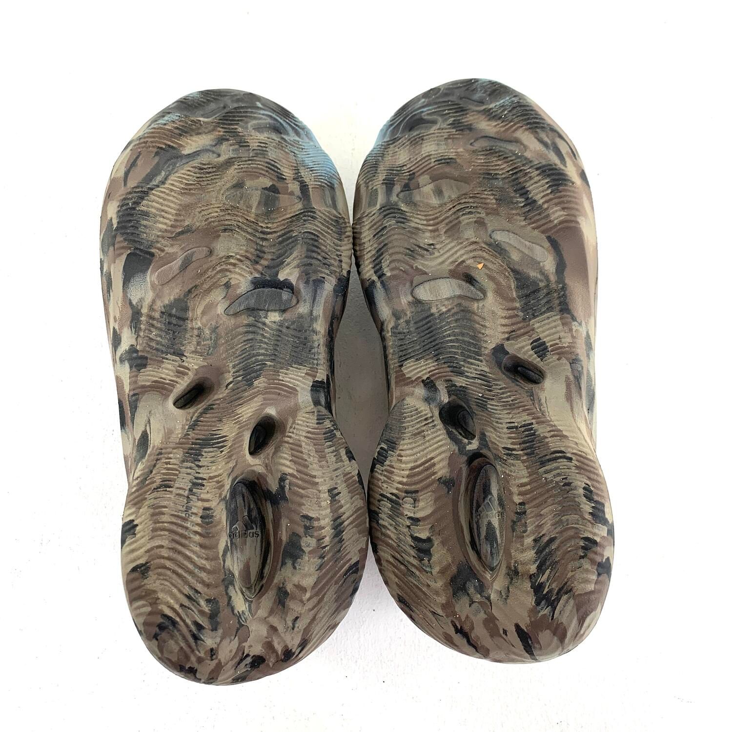 ☆加古川物流】中古 id4126 YEEZY Foam Runner 