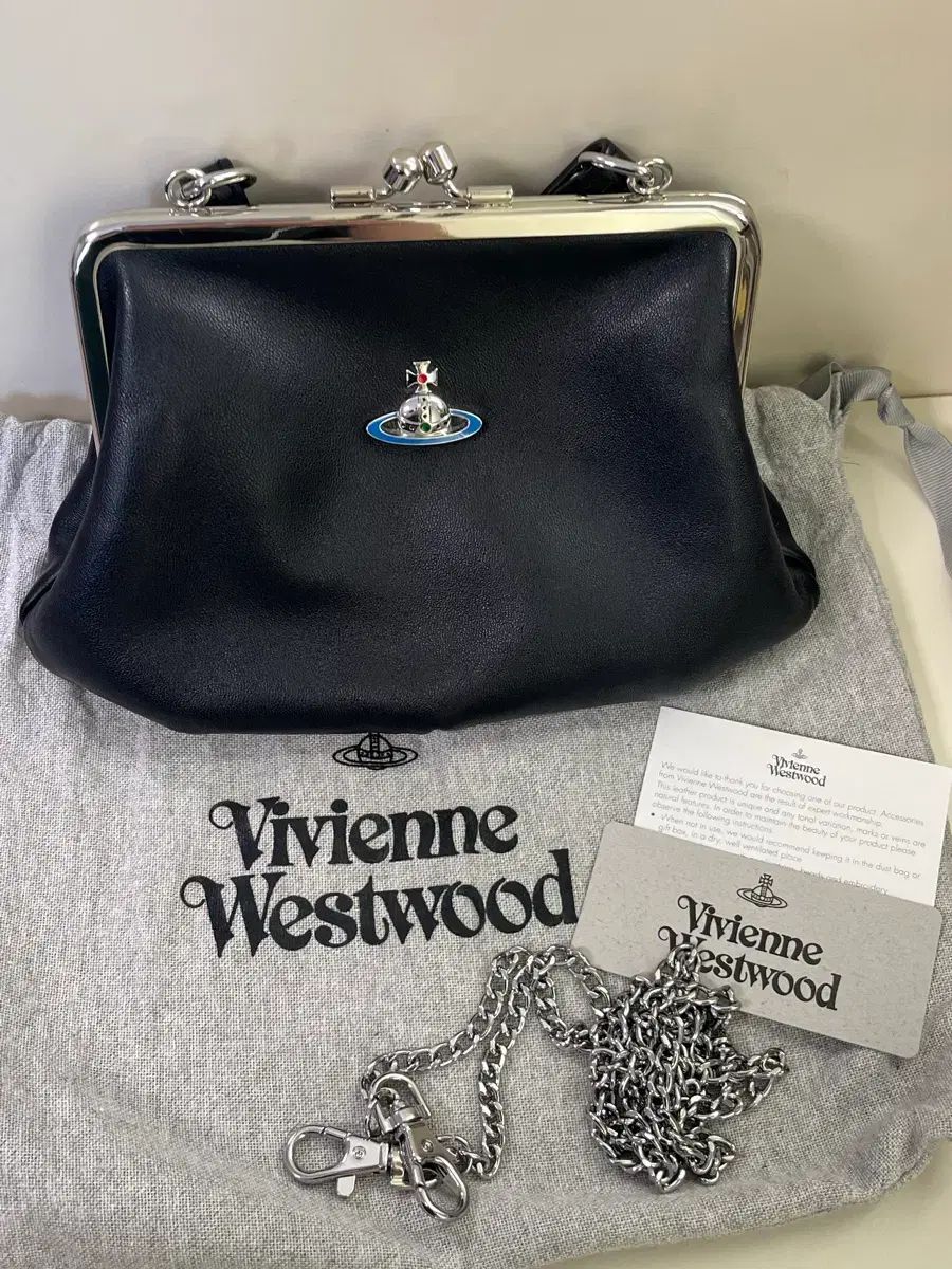 VIVIENNE WESTWOOD ブラック バッグ + チェーン ストラップ