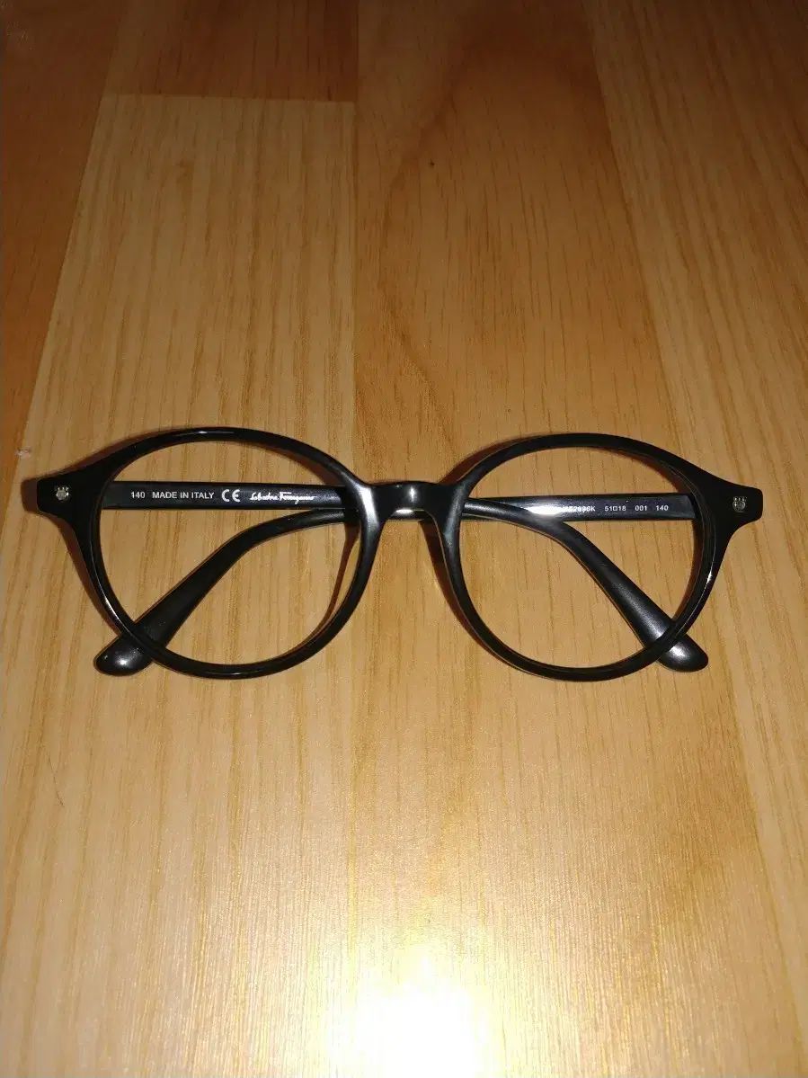 FERRAGAMO フェラガモ ブラック SF2696K ウェリントン
