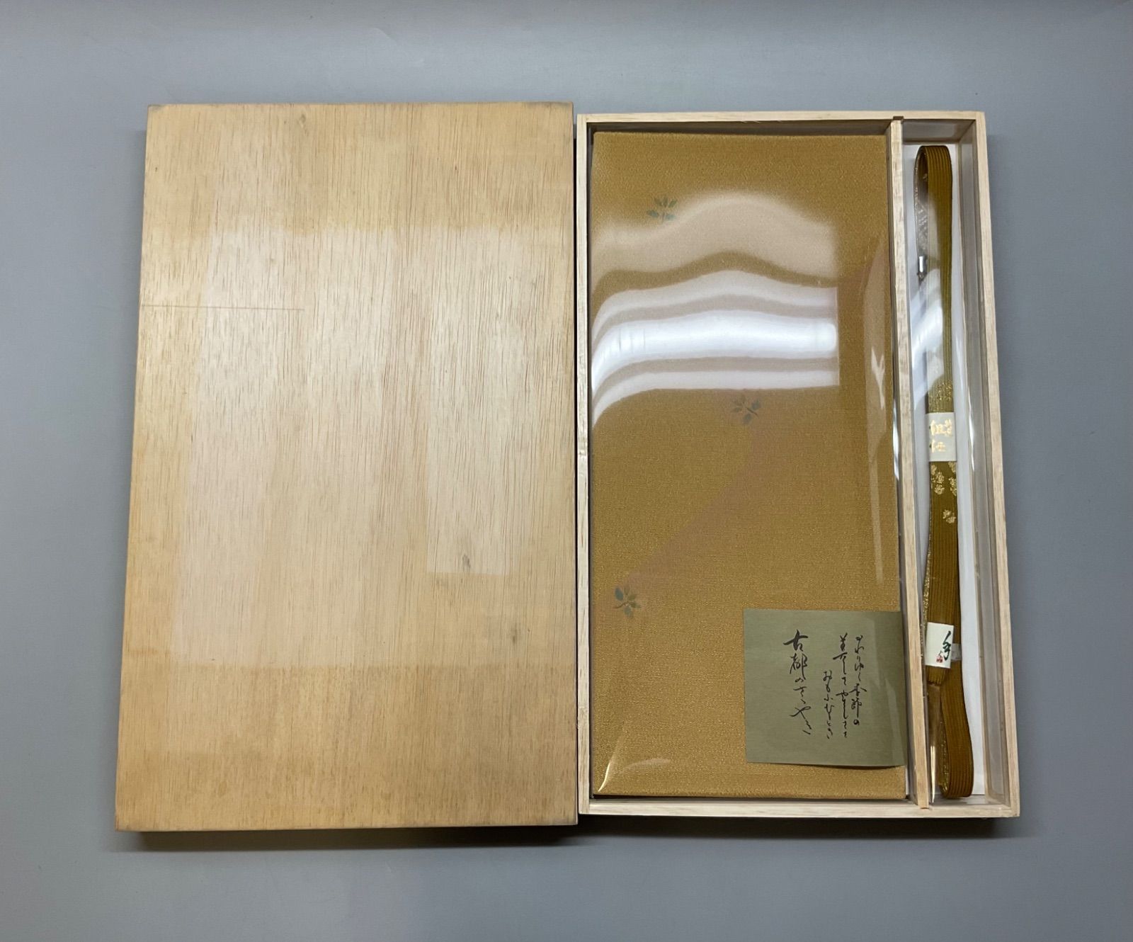 M240 新品未使用 古都のささやき 帯揚げ 帯締め セット 特選組紐 手組み 正絹 ちりめん 路考茶色 からし色 金色 金糸 フォーマル 着物 和服 和装 和装小物 Mサイズ