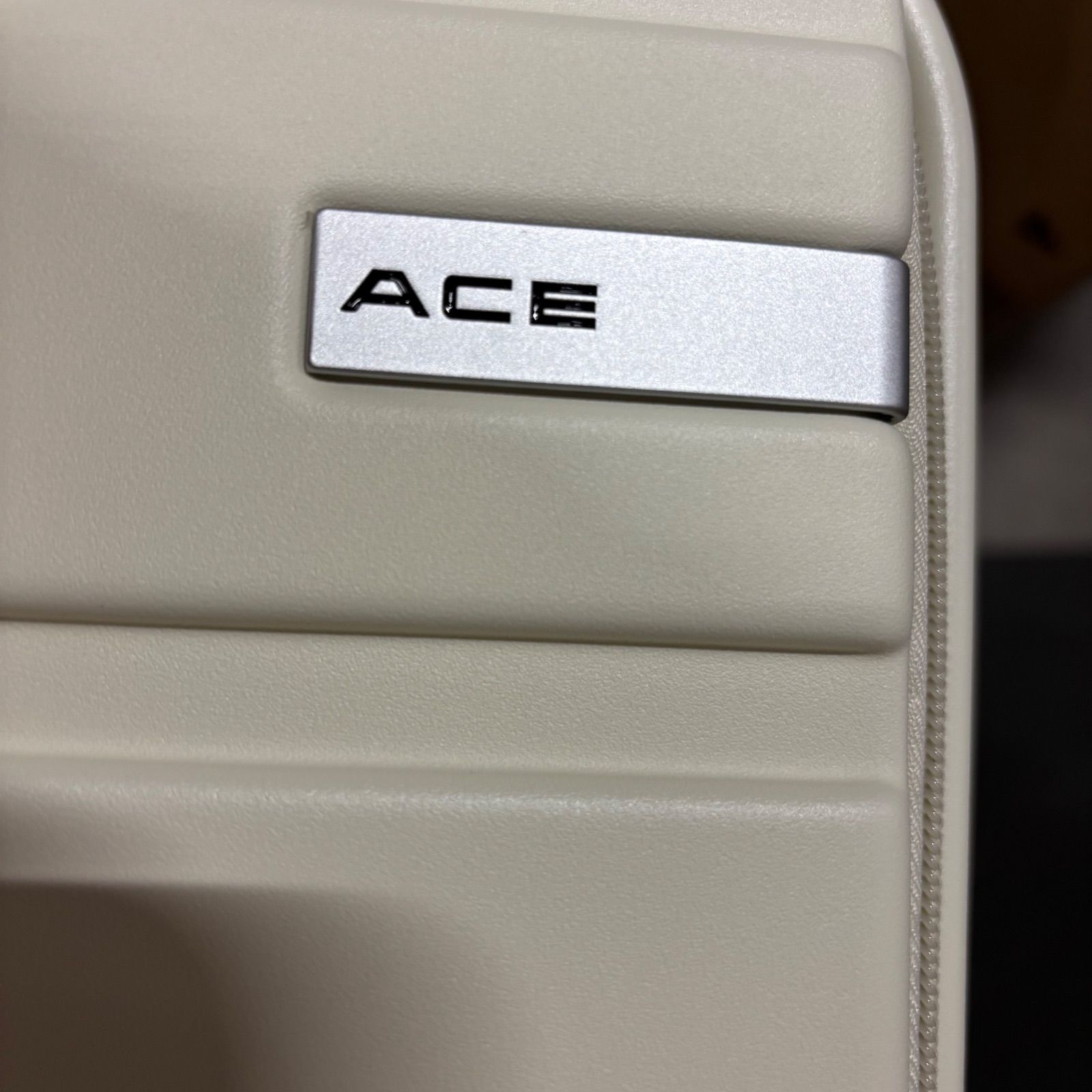未使用 29L [エース] スーツケース キャリーケース アイボリー Sサイズ