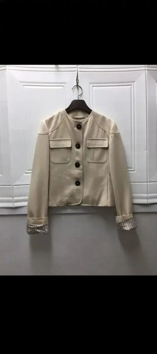 バーバリー ベージュ ノーカラー クロップド ジャケット