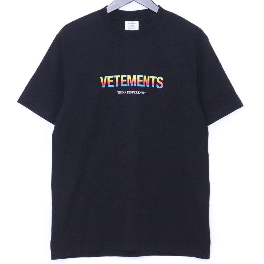 VETEMENTS THINK DIFFERENTLY ロゴプリントTシャツ Sサイズ ブラック UE51TR620B