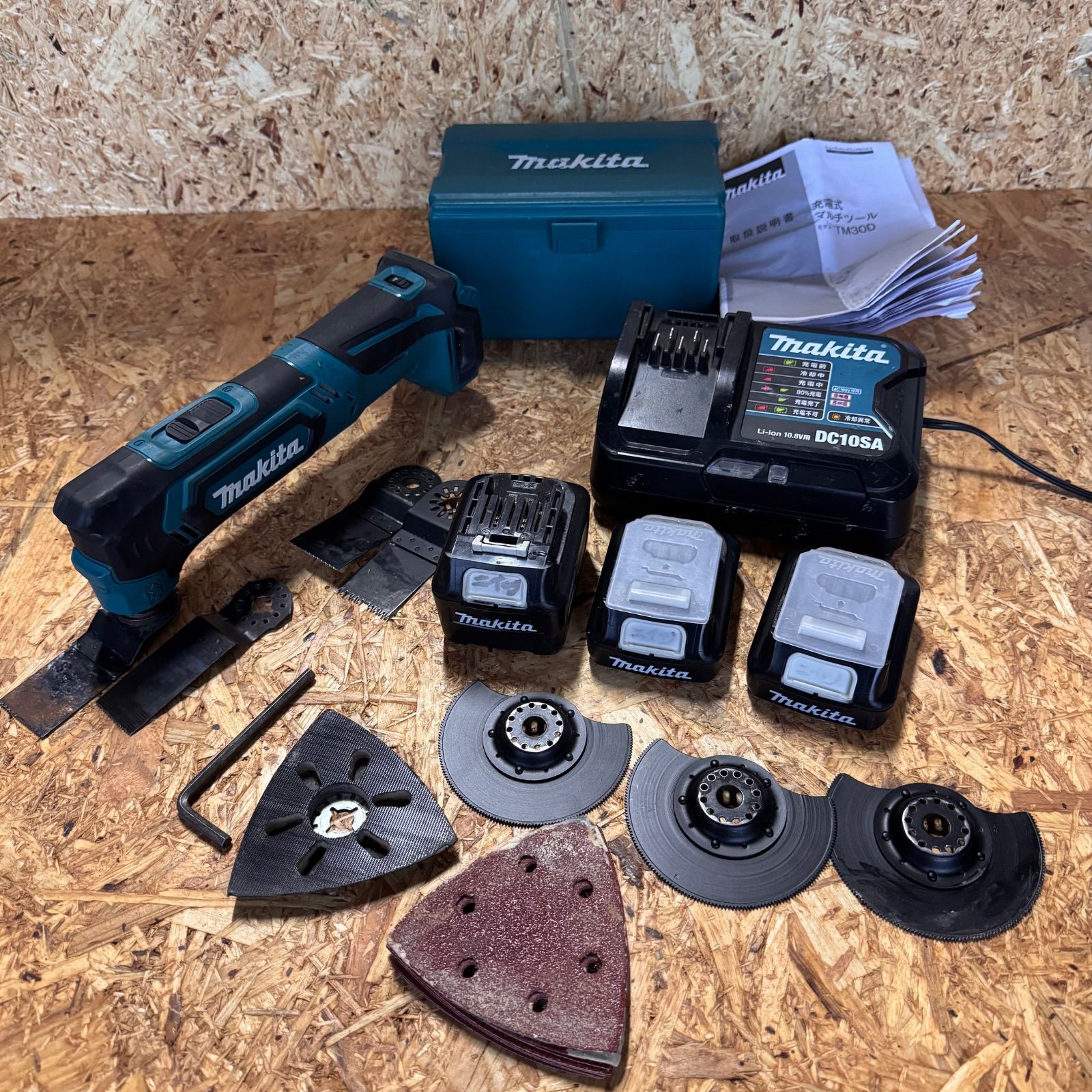マキタ★充電式マルチツール★TM30D★バッテリー3個付★先端工具多数★動作確認済★MAKITA★10.8V★4.0Ah★1.5Ah★充電器DC10SA★ケース付★取扱説明書★電動工具★中古★DIY★切断★剥離★研磨★現場★プロ仕様★職人