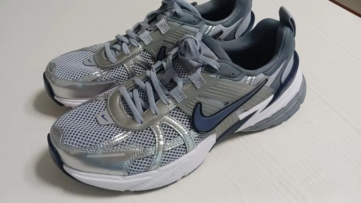 NIKE V2K RUN スニーカー ランニングシューズ ウルフ グレー ネイビー //270