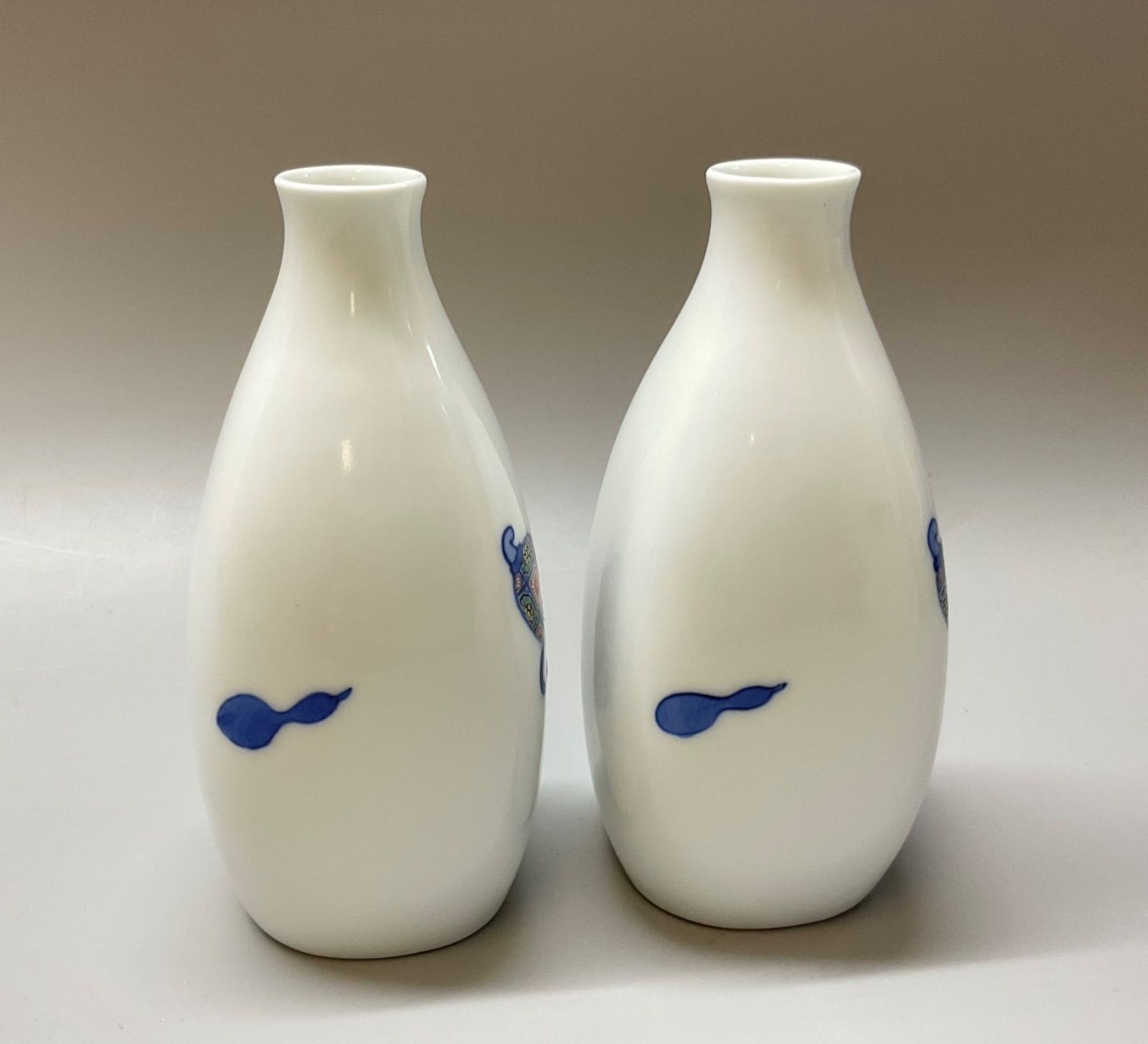 M242 人間国宝 十三代 酒井田柿右衛門作 染付 染錦花瓢箪絵 徳利 2客 お猪口 5客 セット 酒器 M242 人間国宝 十三代 酒井田柿右衛門作 染付 染錦花瓢箪絵 徳利 2客 お猪口 5客 セット 酒器