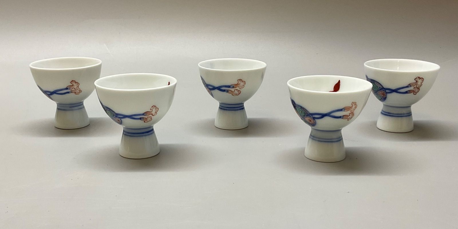 M242 人間国宝 十三代 酒井田柿右衛門作 染付 染錦花瓢箪絵 徳利 2客 お猪口 5客 セット 酒器 M242 人間国宝 十三代 酒井田柿右衛門作 染付 染錦花瓢箪絵 徳利 2客 お猪口 5客 セット 酒器