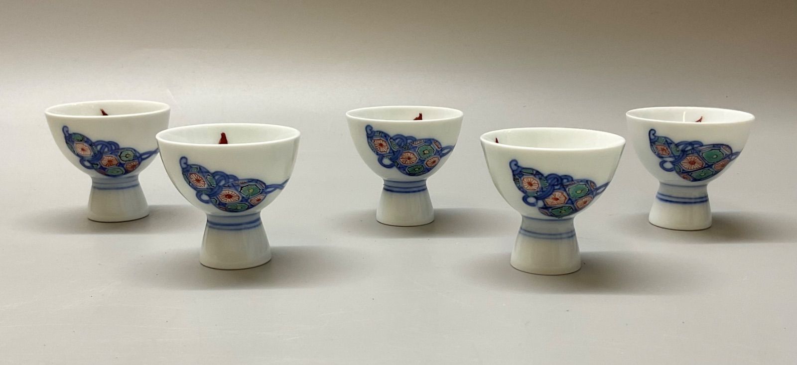 M242 人間国宝 十三代 酒井田柿右衛門作 染付 染錦花瓢箪絵 徳利 2客 お猪口 5客 セット 酒器 M242 人間国宝 十三代 酒井田柿右衛門作 染付 染錦花瓢箪絵 徳利 2客 お猪口 5客 セット 酒器