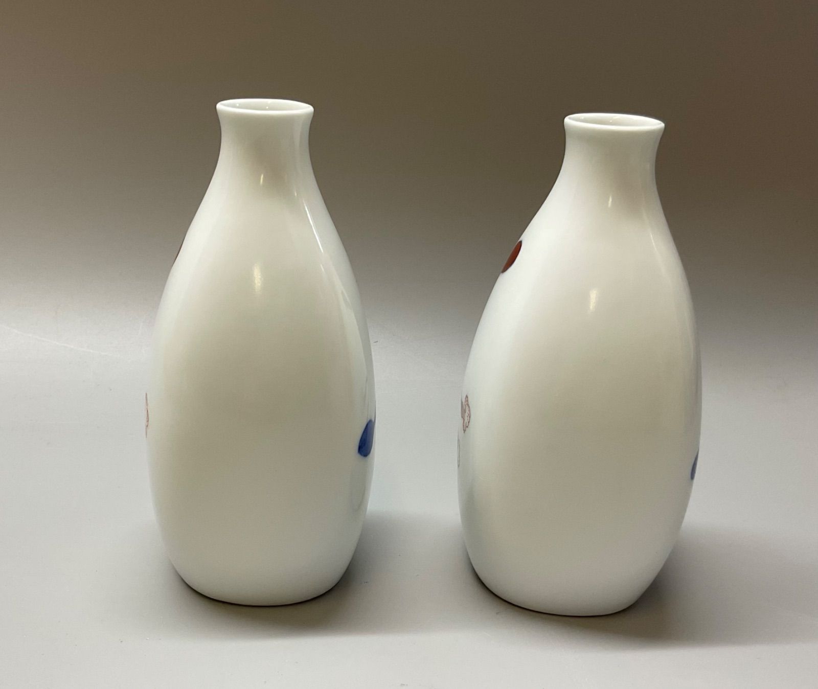 M242 人間国宝 十三代 酒井田柿右衛門作 染付 染錦花瓢箪絵 徳利 2客 お猪口 5客 セット 酒器 M242 人間国宝 十三代 酒井田柿右衛門作 染付 染錦花瓢箪絵 徳利 2客 お猪口 5客 セット 酒器