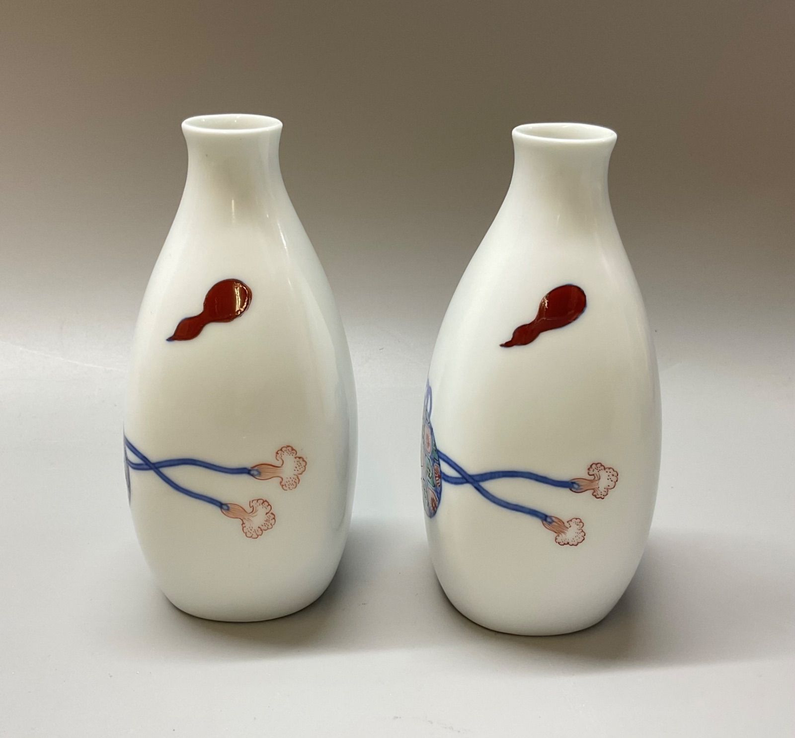 M242 人間国宝 十三代 酒井田柿右衛門作 染付 染錦花瓢箪絵 徳利 2客 お猪口 5客 セット 酒器 M242 人間国宝 十三代 酒井田柿右衛門作 染付 染錦花瓢箪絵 徳利 2客 お猪口 5客 セット 酒器