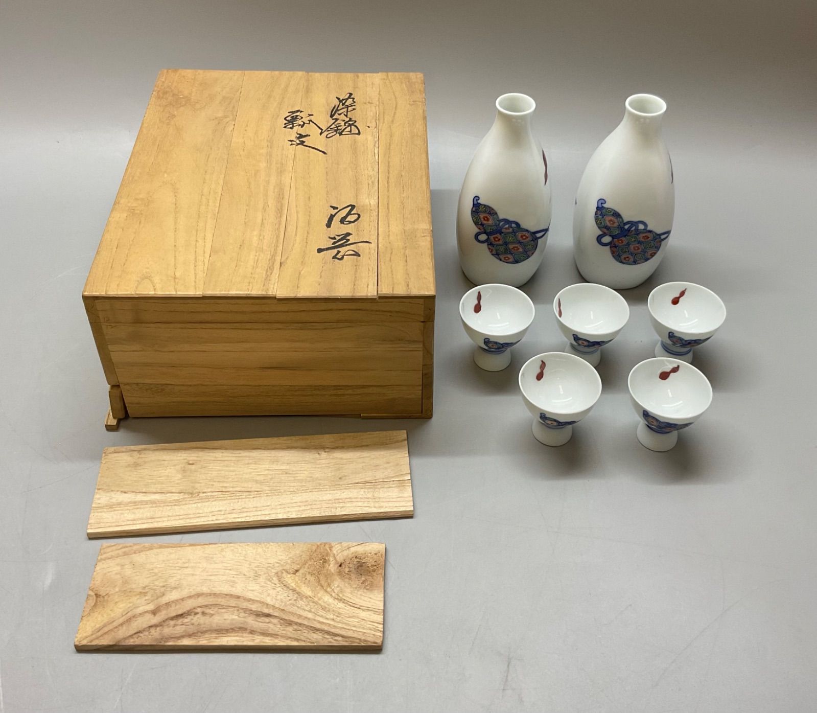 M242 人間国宝 十三代 酒井田柿右衛門作 染付 染錦花瓢箪絵 徳利 2客 お猪口 5客 セット 酒器