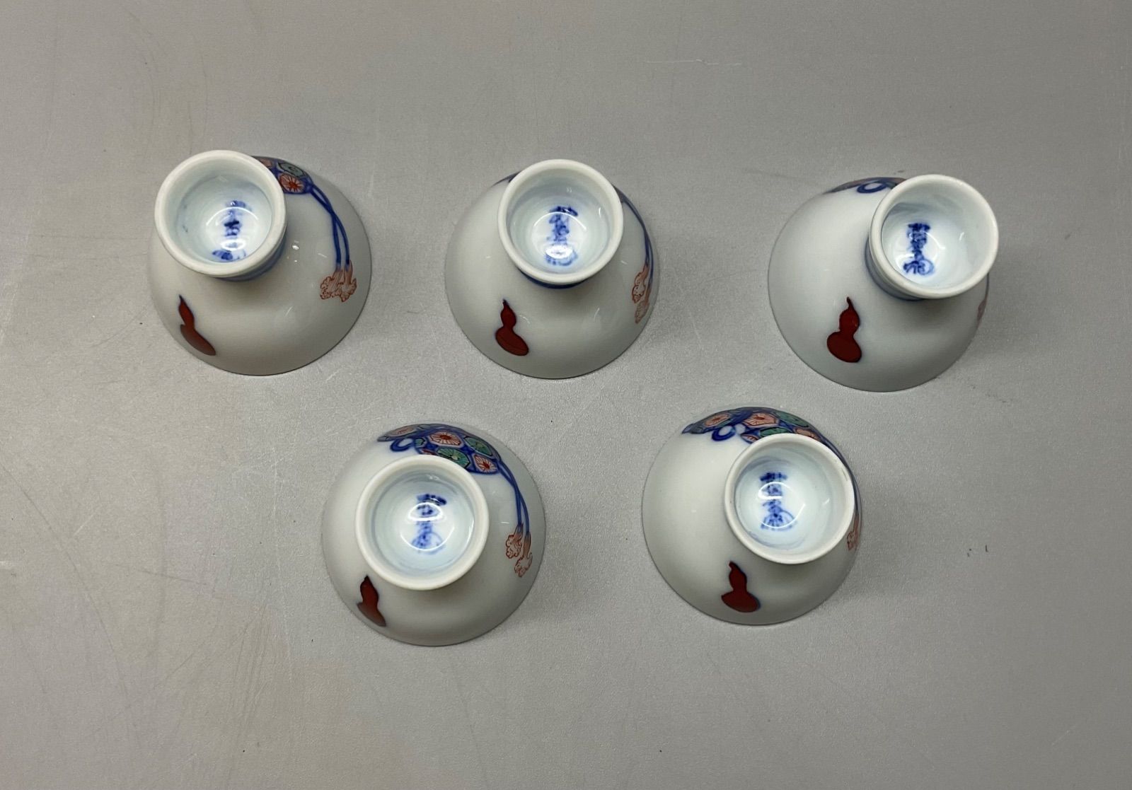 M242 人間国宝 十三代 酒井田柿右衛門作 染付 染錦花瓢箪絵 徳利 2客 お猪口 5客 セット 酒器 M242 人間国宝 十三代 酒井田柿右衛門作 染付 染錦花瓢箪絵 徳利 2客 お猪口 5客 セット 酒器